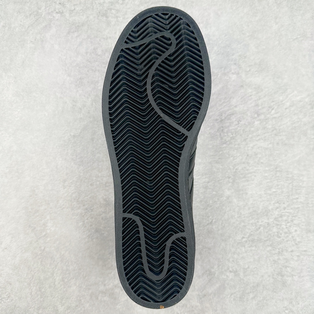 图片[9]-AD Originals Superstar 经典复古贝壳头板鞋 ID3109 诞生于1969年 是第一双将全皮面鞋 身与橡胶鞋头结合在一起的低帮篮球鞋 Superstar最开始 是作为高帮篮球鞋Pro Model的低帮版本而出现的 但因为其独特和醒目的橡胶鞋头造型而让大家熟知 被大家形象地称为\\\”shelltoe\\\”贝壳头 在70年代的美国职业篮球场上 接近3/4的NBA球员都将这双Superstar作为场上用鞋 80年代之后 经过不断的改良和发展 Superstar逐渐成为横跨时装、音乐、街头文化、休闲和运动等各大领域的时尚潮鞋 尺码：36 36.5 37 38 38.5 39 40 40.5 41 42 42.5 43 44 44.5 45-选品中心