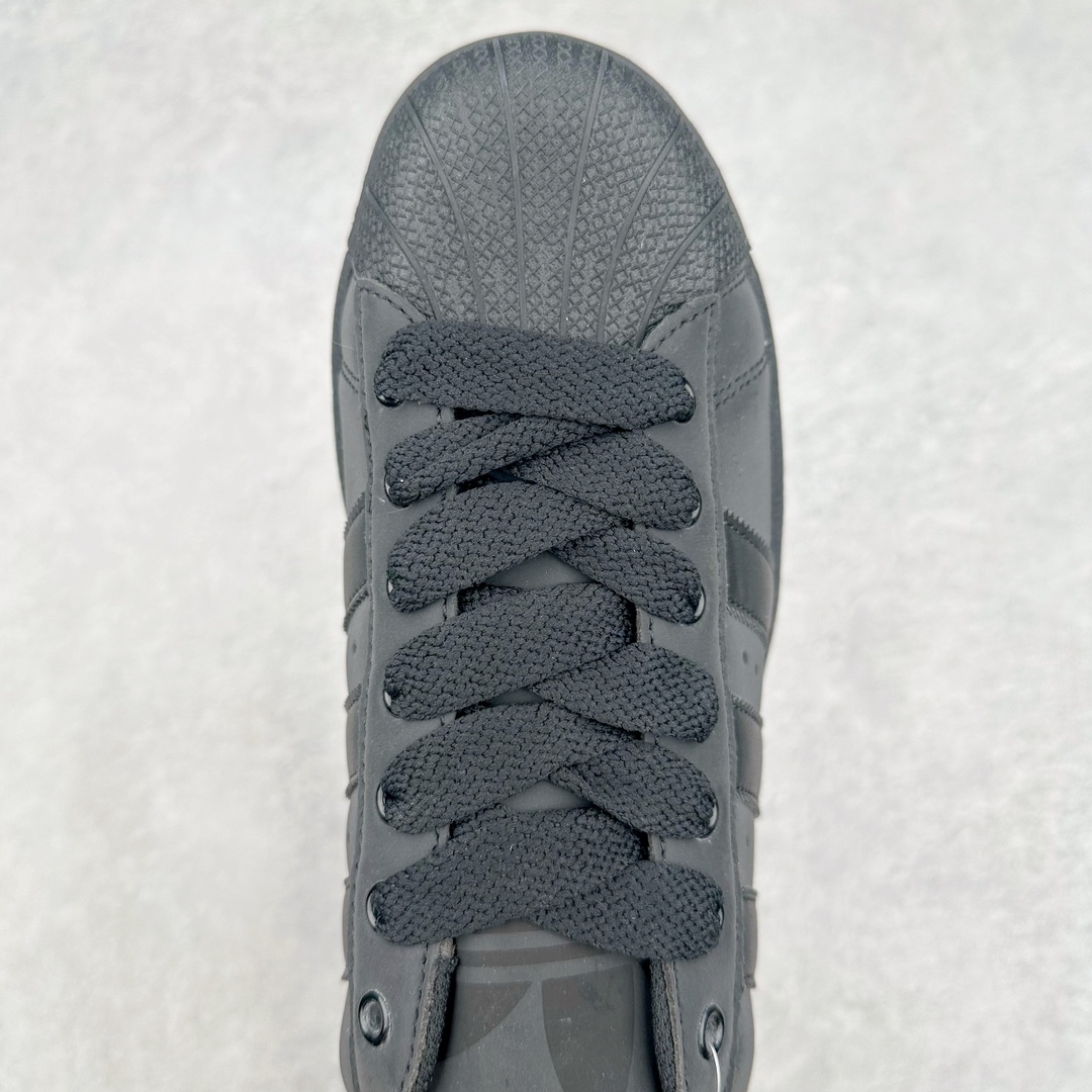 图片[4]-AD Originals Superstar 经典复古贝壳头板鞋 ID3109 诞生于1969年 是第一双将全皮面鞋 身与橡胶鞋头结合在一起的低帮篮球鞋 Superstar最开始 是作为高帮篮球鞋Pro Model的低帮版本而出现的 但因为其独特和醒目的橡胶鞋头造型而让大家熟知 被大家形象地称为\\\”shelltoe\\\”贝壳头 在70年代的美国职业篮球场上 接近3/4的NBA球员都将这双Superstar作为场上用鞋 80年代之后 经过不断的改良和发展 Superstar逐渐成为横跨时装、音乐、街头文化、休闲和运动等各大领域的时尚潮鞋 尺码：36 36.5 37 38 38.5 39 40 40.5 41 42 42.5 43 44 44.5 45-选品中心