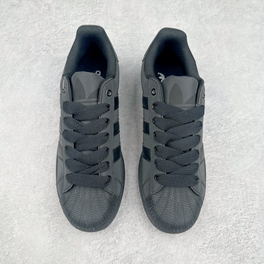 图片[2]-AD Originals Superstar 经典复古贝壳头板鞋 ID3109 诞生于1969年 是第一双将全皮面鞋 身与橡胶鞋头结合在一起的低帮篮球鞋 Superstar最开始 是作为高帮篮球鞋Pro Model的低帮版本而出现的 但因为其独特和醒目的橡胶鞋头造型而让大家熟知 被大家形象地称为\\\”shelltoe\\\”贝壳头 在70年代的美国职业篮球场上 接近3/4的NBA球员都将这双Superstar作为场上用鞋 80年代之后 经过不断的改良和发展 Superstar逐渐成为横跨时装、音乐、街头文化、休闲和运动等各大领域的时尚潮鞋 尺码：36 36.5 37 38 38.5 39 40 40.5 41 42 42.5 43 44 44.5 45-选品中心