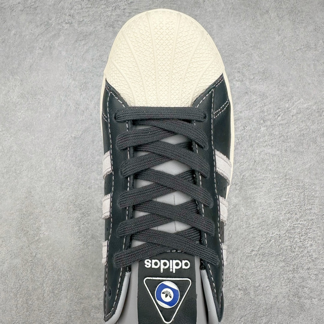 图片[4]-AD Originals Superstar 经典复古贝壳头板鞋 IF1780 诞生于1969年 是第一双将全皮面鞋 身与橡胶鞋头结合在一起的低帮篮球鞋 Superstar最开始 是作为高帮篮球鞋Pro Model的低帮版本而出现的 但因为其独特和醒目的橡胶鞋头造型而让大家熟知 被大家形象地称为\\\”shelltoe\\\”贝壳头 在70年代的美国职业篮球场上 接近3/4的NBA球员都将这双Superstar作为场上用鞋 80年代之后 经过不断的改良和发展 Superstar逐渐成为横跨时装、音乐、街头文化、休闲和运动等各大领域的时尚潮鞋 尺码：36 36.5 37 38 38.5 39 40 40.5 41 42 42.5 43 44 44.5 45-选品中心