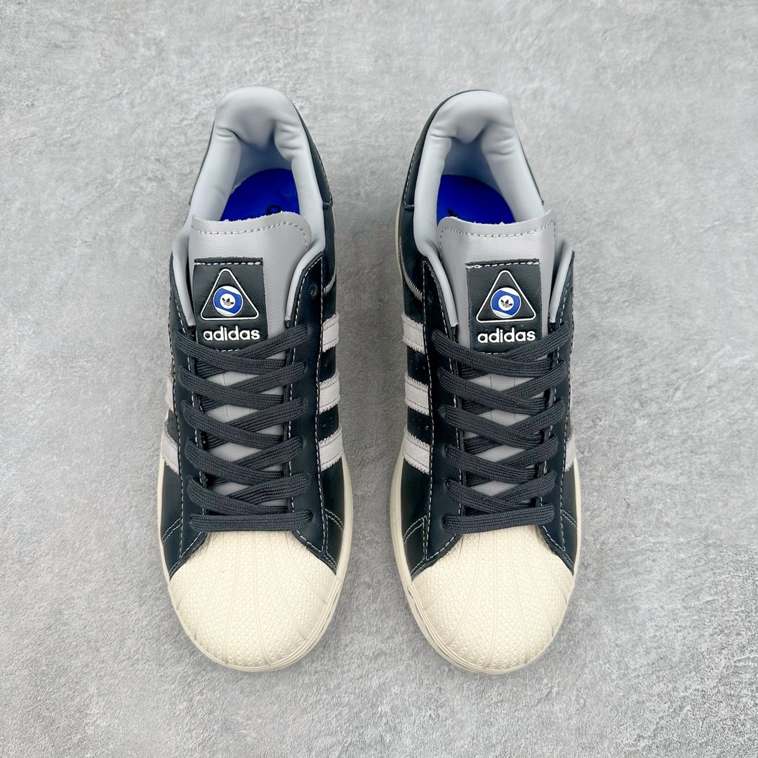 图片[2]-AD Originals Superstar 经典复古贝壳头板鞋 IF1780 诞生于1969年 是第一双将全皮面鞋 身与橡胶鞋头结合在一起的低帮篮球鞋 Superstar最开始 是作为高帮篮球鞋Pro Model的低帮版本而出现的 但因为其独特和醒目的橡胶鞋头造型而让大家熟知 被大家形象地称为\\\”shelltoe\\\”贝壳头 在70年代的美国职业篮球场上 接近3/4的NBA球员都将这双Superstar作为场上用鞋 80年代之后 经过不断的改良和发展 Superstar逐渐成为横跨时装、音乐、街头文化、休闲和运动等各大领域的时尚潮鞋 尺码：36 36.5 37 38 38.5 39 40 40.5 41 42 42.5 43 44 44.5 45-选品中心