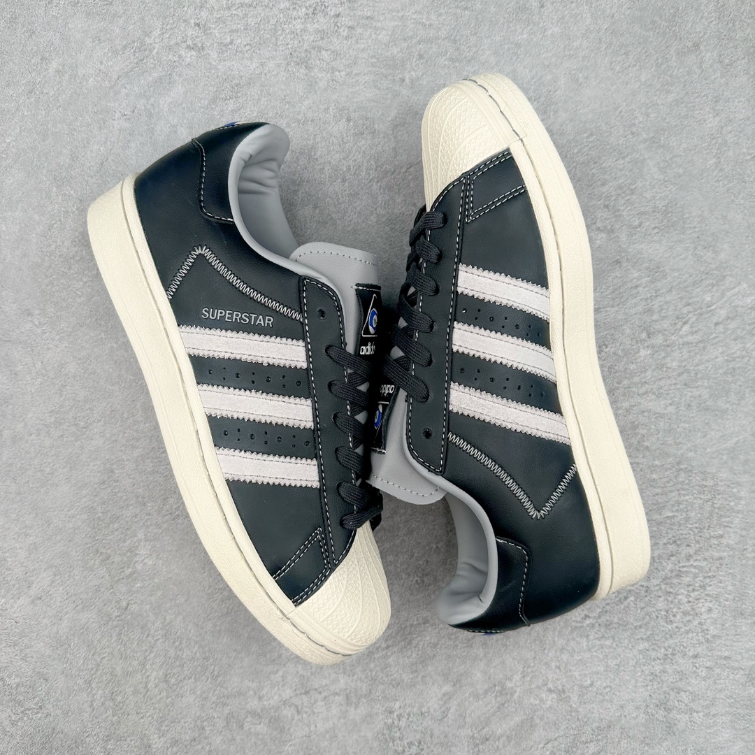 图片[3]-AD Originals Superstar 经典复古贝壳头板鞋 IF1780 诞生于1969年 是第一双将全皮面鞋 身与橡胶鞋头结合在一起的低帮篮球鞋 Superstar最开始 是作为高帮篮球鞋Pro Model的低帮版本而出现的 但因为其独特和醒目的橡胶鞋头造型而让大家熟知 被大家形象地称为\\\”shelltoe\\\”贝壳头 在70年代的美国职业篮球场上 接近3/4的NBA球员都将这双Superstar作为场上用鞋 80年代之后 经过不断的改良和发展 Superstar逐渐成为横跨时装、音乐、街头文化、休闲和运动等各大领域的时尚潮鞋 尺码：36 36.5 37 38 38.5 39 40 40.5 41 42 42.5 43 44 44.5 45-选品中心