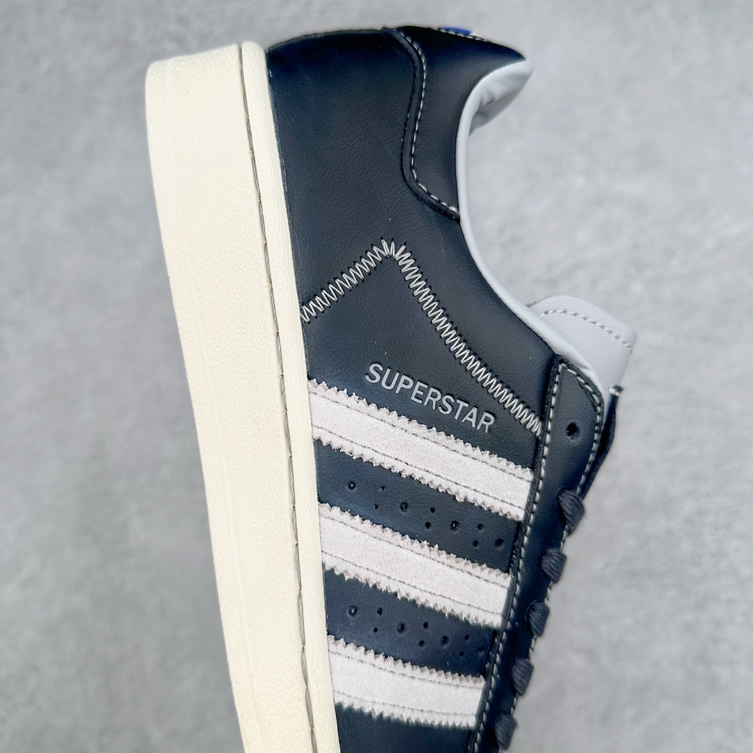 图片[6]-AD Originals Superstar 经典复古贝壳头板鞋 IF1780 诞生于1969年 是第一双将全皮面鞋 身与橡胶鞋头结合在一起的低帮篮球鞋 Superstar最开始 是作为高帮篮球鞋Pro Model的低帮版本而出现的 但因为其独特和醒目的橡胶鞋头造型而让大家熟知 被大家形象地称为\\\”shelltoe\\\”贝壳头 在70年代的美国职业篮球场上 接近3/4的NBA球员都将这双Superstar作为场上用鞋 80年代之后 经过不断的改良和发展 Superstar逐渐成为横跨时装、音乐、街头文化、休闲和运动等各大领域的时尚潮鞋 尺码：36 36.5 37 38 38.5 39 40 40.5 41 42 42.5 43 44 44.5 45-选品中心