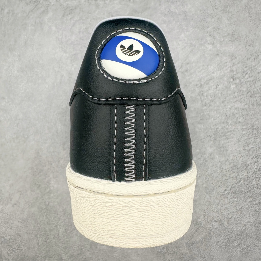 图片[8]-AD Originals Superstar 经典复古贝壳头板鞋 IF1780 诞生于1969年 是第一双将全皮面鞋 身与橡胶鞋头结合在一起的低帮篮球鞋 Superstar最开始 是作为高帮篮球鞋Pro Model的低帮版本而出现的 但因为其独特和醒目的橡胶鞋头造型而让大家熟知 被大家形象地称为\\\”shelltoe\\\”贝壳头 在70年代的美国职业篮球场上 接近3/4的NBA球员都将这双Superstar作为场上用鞋 80年代之后 经过不断的改良和发展 Superstar逐渐成为横跨时装、音乐、街头文化、休闲和运动等各大领域的时尚潮鞋 尺码：36 36.5 37 38 38.5 39 40 40.5 41 42 42.5 43 44 44.5 45-选品中心