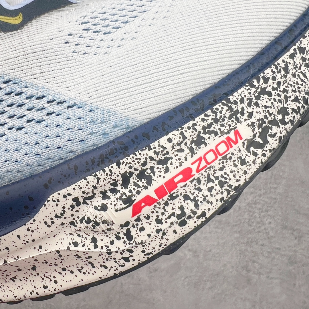 图片[13]-NK Zoom Pegasus 飞马41代马拉松系列网面透气缓震疾速跑鞋 拥有 Zoom Air 一如既往的稳定感和流畅感 鞋面采用工程网眼设计 为特定高热区域营造出色透气性 进一步增加鞋面的穿孔数量 让足部能够快速散热 中足搭配 Flywire 飞线 在高速运动时营造舒适稳定的贴合感 内置Zoon气垫加持 动力十足 货号：HJ9068-100 尺码：36 36.5 37.5 38 38.5 39 40 40.5 41 42 42.5 43 44 44.5 45-选品中心