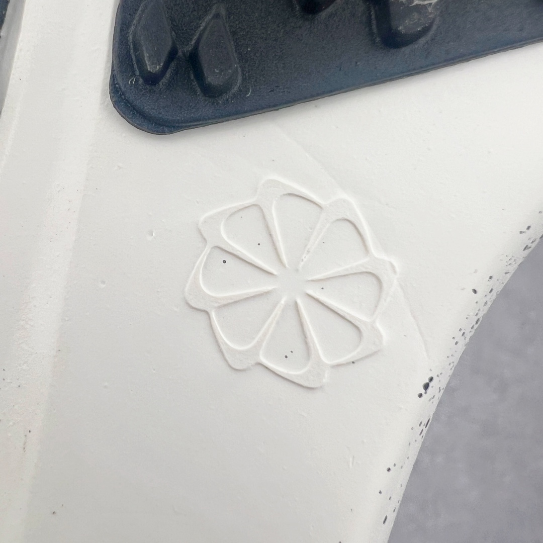 图片[14]-NK Zoom Pegasus 飞马41代马拉松系列网面透气缓震疾速跑鞋 拥有 Zoom Air 一如既往的稳定感和流畅感 鞋面采用工程网眼设计 为特定高热区域营造出色透气性 进一步增加鞋面的穿孔数量 让足部能够快速散热 中足搭配 Flywire 飞线 在高速运动时营造舒适稳定的贴合感 内置Zoon气垫加持 动力十足 货号：HJ9068-100 尺码：36 36.5 37.5 38 38.5 39 40 40.5 41 42 42.5 43 44 44.5 45-选品中心