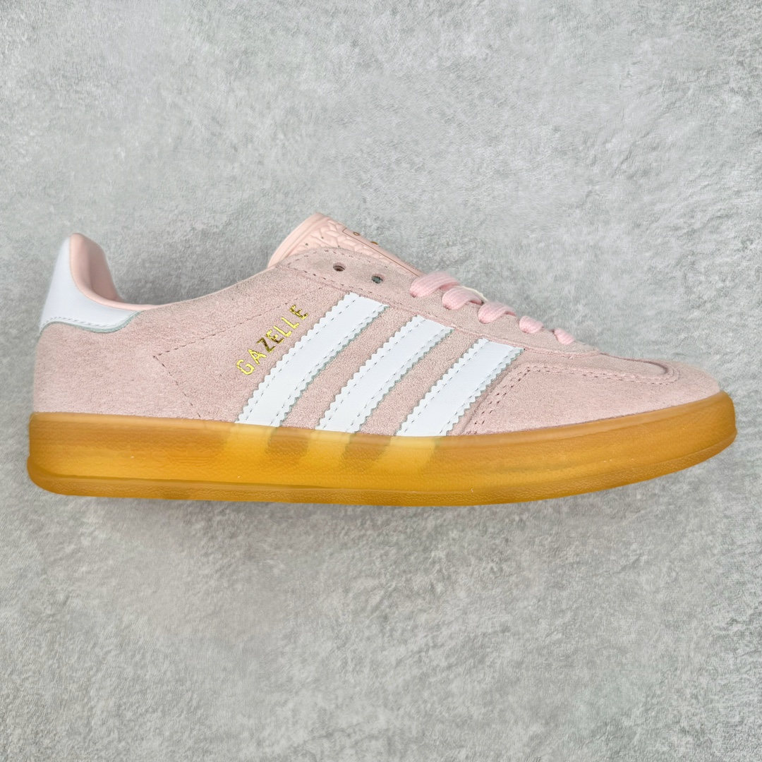 ＃HP纯原 AD Original Gazelle Trainers 瞪羚室内鞋系列低帮复古百搭休闲运动德训风板鞋 粉白 IH5484 高端零售特供批次 原厂定制长毛翻毛皮组合环保纤维革鞋面材质 内置环保海玻璃鞋垫 外置RB橡胶大底 产品品控稳定性领先行业 原厂全套原楦原纸板冲刀磨具开发 原厂皮料加持 原厂港宝加持定型后跟R度完美 将复古进行到底 简约流畅 三十年不变经典 这款Gazelle运动鞋 无论面料、配色、质感或设计 都只在重现其1991年原款的经典 皮革鞋面 撞色三条纹和鞋跟标的设计 力求呈现90年代的经典复古风潮 Samba火热的同时 也带动了其它的复古鞋型 Gazelle便是其中一只 Gazelle Indoor拥有包边更宽的T字型鞋头 更好的保护运动员的前掌 浓浓的复古氛围感 非常适合现在流行的Cleanfit风格 尺码：35.5 36 36⅔ 37⅓ 38 38⅔ 39⅓ 40 40⅔ 41⅓ 42 42⅔ 43⅓ 44 44⅔ 45-选品中心
