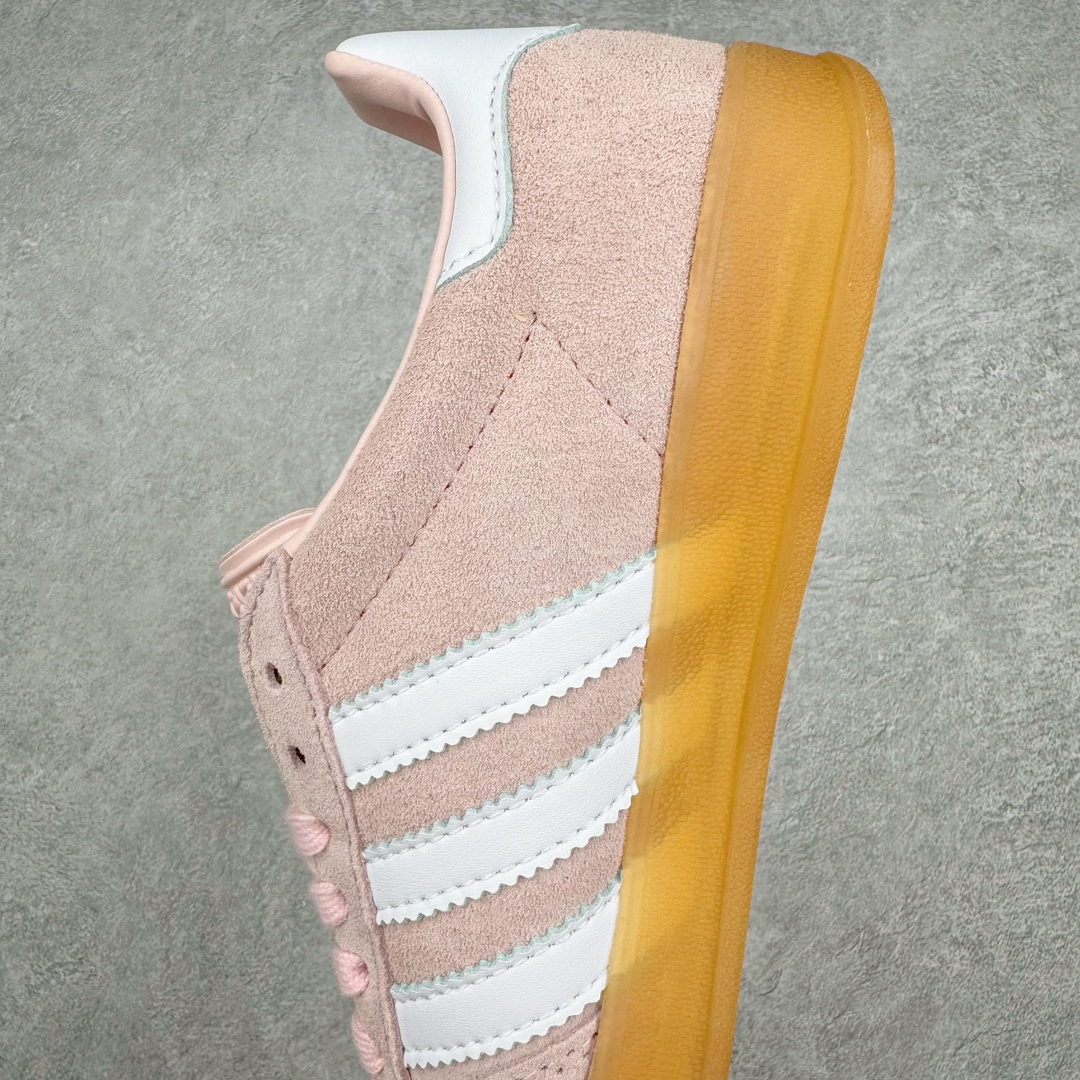 图片[7]-＃HP纯原 AD Original Gazelle Trainers 瞪羚室内鞋系列低帮复古百搭休闲运动德训风板鞋 粉白 IH5484 高端零售特供批次 原厂定制长毛翻毛皮组合环保纤维革鞋面材质 内置环保海玻璃鞋垫 外置RB橡胶大底 产品品控稳定性领先行业 原厂全套原楦原纸板冲刀磨具开发 原厂皮料加持 原厂港宝加持定型后跟R度完美 将复古进行到底 简约流畅 三十年不变经典 这款Gazelle运动鞋 无论面料、配色、质感或设计 都只在重现其1991年原款的经典 皮革鞋面 撞色三条纹和鞋跟标的设计 力求呈现90年代的经典复古风潮 Samba火热的同时 也带动了其它的复古鞋型 Gazelle便是其中一只 Gazelle Indoor拥有包边更宽的T字型鞋头 更好的保护运动员的前掌 浓浓的复古氛围感 非常适合现在流行的Cleanfit风格 尺码：35.5 36 36⅔ 37⅓ 38 38⅔ 39⅓ 40 40⅔ 41⅓ 42 42⅔ 43⅓ 44 44⅔ 45-选品中心
