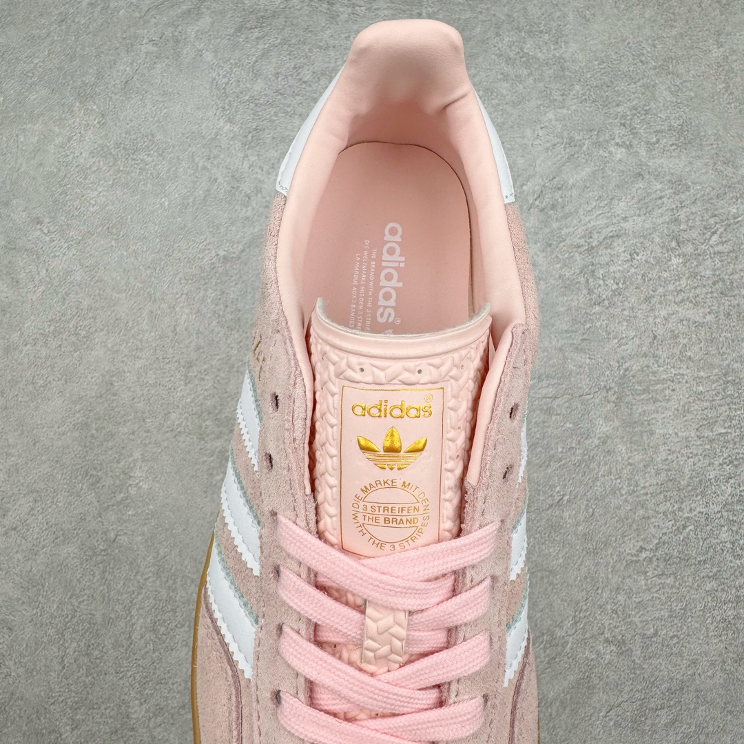 图片[5]-＃HP纯原 AD Original Gazelle Trainers 瞪羚室内鞋系列低帮复古百搭休闲运动德训风板鞋 粉白 IH5484 高端零售特供批次 原厂定制长毛翻毛皮组合环保纤维革鞋面材质 内置环保海玻璃鞋垫 外置RB橡胶大底 产品品控稳定性领先行业 原厂全套原楦原纸板冲刀磨具开发 原厂皮料加持 原厂港宝加持定型后跟R度完美 将复古进行到底 简约流畅 三十年不变经典 这款Gazelle运动鞋 无论面料、配色、质感或设计 都只在重现其1991年原款的经典 皮革鞋面 撞色三条纹和鞋跟标的设计 力求呈现90年代的经典复古风潮 Samba火热的同时 也带动了其它的复古鞋型 Gazelle便是其中一只 Gazelle Indoor拥有包边更宽的T字型鞋头 更好的保护运动员的前掌 浓浓的复古氛围感 非常适合现在流行的Cleanfit风格 尺码：35.5 36 36⅔ 37⅓ 38 38⅔ 39⅓ 40 40⅔ 41⅓ 42 42⅔ 43⅓ 44 44⅔ 45-选品中心