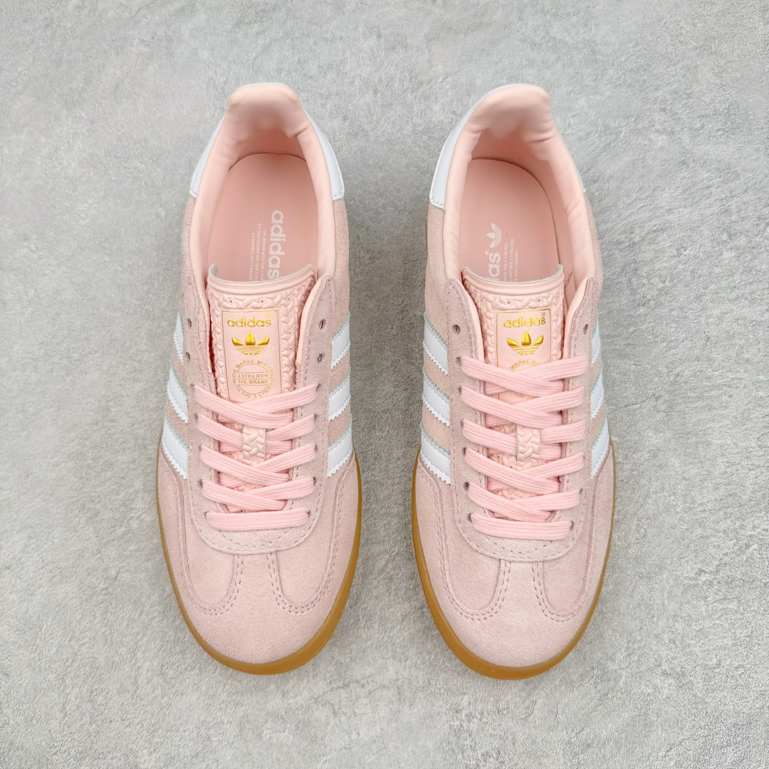 图片[2]-＃HP纯原 AD Original Gazelle Trainers 瞪羚室内鞋系列低帮复古百搭休闲运动德训风板鞋 粉白 IH5484 高端零售特供批次 原厂定制长毛翻毛皮组合环保纤维革鞋面材质 内置环保海玻璃鞋垫 外置RB橡胶大底 产品品控稳定性领先行业 原厂全套原楦原纸板冲刀磨具开发 原厂皮料加持 原厂港宝加持定型后跟R度完美 将复古进行到底 简约流畅 三十年不变经典 这款Gazelle运动鞋 无论面料、配色、质感或设计 都只在重现其1991年原款的经典 皮革鞋面 撞色三条纹和鞋跟标的设计 力求呈现90年代的经典复古风潮 Samba火热的同时 也带动了其它的复古鞋型 Gazelle便是其中一只 Gazelle Indoor拥有包边更宽的T字型鞋头 更好的保护运动员的前掌 浓浓的复古氛围感 非常适合现在流行的Cleanfit风格 尺码：35.5 36 36⅔ 37⅓ 38 38⅔ 39⅓ 40 40⅔ 41⅓ 42 42⅔ 43⅓ 44 44⅔ 45-选品中心