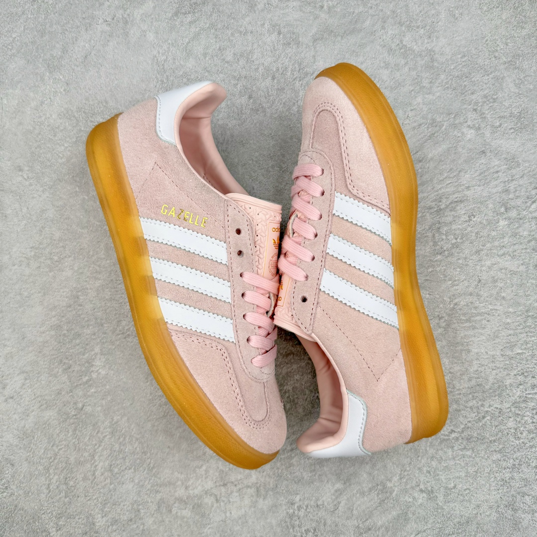 图片[3]-＃HP纯原 AD Original Gazelle Trainers 瞪羚室内鞋系列低帮复古百搭休闲运动德训风板鞋 粉白 IH5484 高端零售特供批次 原厂定制长毛翻毛皮组合环保纤维革鞋面材质 内置环保海玻璃鞋垫 外置RB橡胶大底 产品品控稳定性领先行业 原厂全套原楦原纸板冲刀磨具开发 原厂皮料加持 原厂港宝加持定型后跟R度完美 将复古进行到底 简约流畅 三十年不变经典 这款Gazelle运动鞋 无论面料、配色、质感或设计 都只在重现其1991年原款的经典 皮革鞋面 撞色三条纹和鞋跟标的设计 力求呈现90年代的经典复古风潮 Samba火热的同时 也带动了其它的复古鞋型 Gazelle便是其中一只 Gazelle Indoor拥有包边更宽的T字型鞋头 更好的保护运动员的前掌 浓浓的复古氛围感 非常适合现在流行的Cleanfit风格 尺码：35.5 36 36⅔ 37⅓ 38 38⅔ 39⅓ 40 40⅔ 41⅓ 42 42⅔ 43⅓ 44 44⅔ 45-选品中心