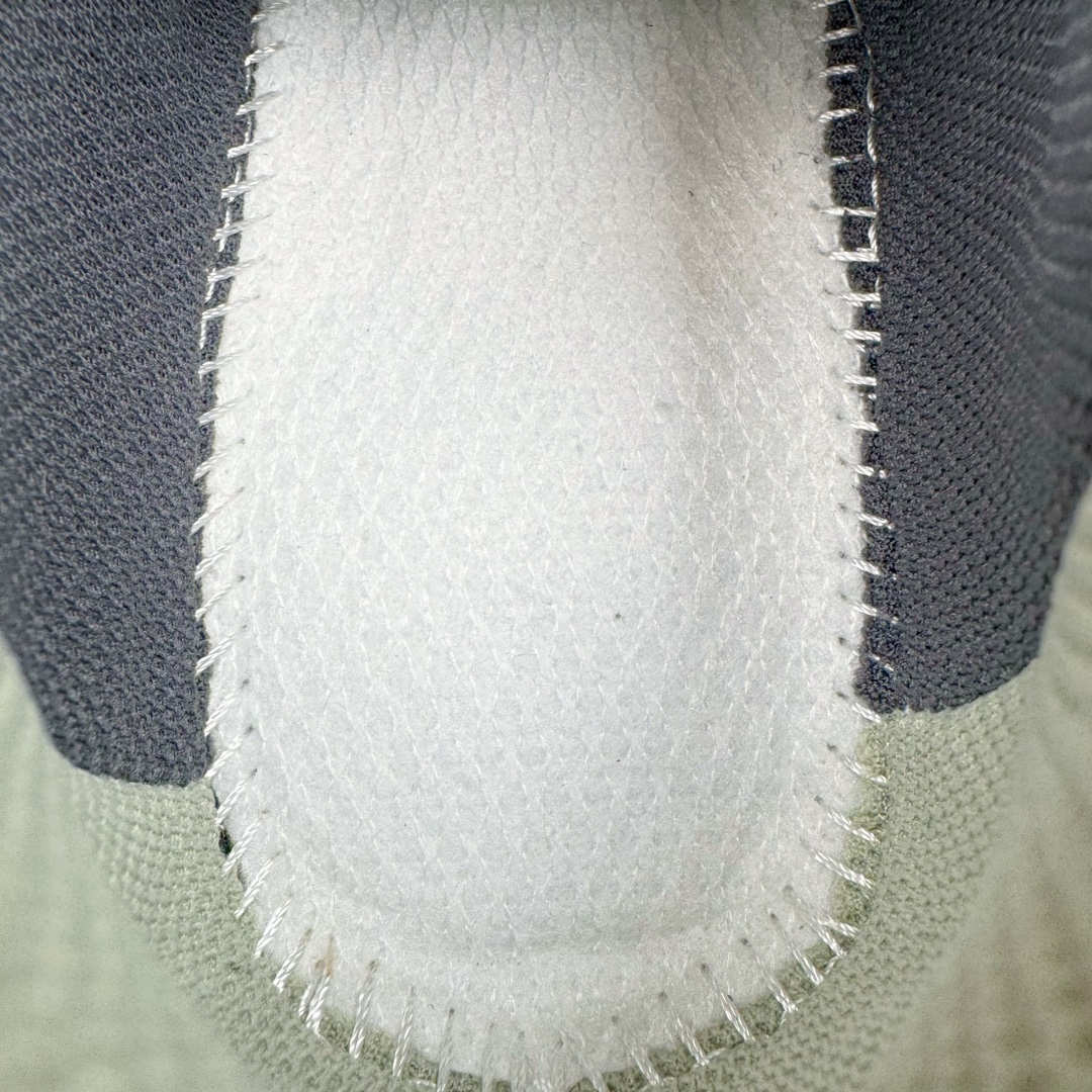 图片[13]-＃MF New Balance MR530 NB新百伦复古透气跑步鞋 抛弃过往以皮革为主的人气轮廓 以极具复古风范的跑鞋外观呈现 设计上全鞋以简约清爽的纯白色作基底 鞋身覆盖大面积织物网眼材质 并于鞋头、鞋带孔眼片等细节处点缀对比鲜明的反光银镀层凸显 鞋舌、侧身等位置则辅以一贯的「N」字标志和品牌徽标彰显身份 最后通过搭载的 ABZORB 缓震中底完善整体造型 全套原楦原纸板原厂数据开发 原厂网纱 原装进口皮料正确卡色 正确中底拉帮中底网布细节 冲裁组合 匠心打造 耗时两个月开发完成 工艺极其复杂难度可想而知 新开独立私模大底 全网唯一正确做旧组合大底 高端零售专供产物 尺码：36 37 37.5 38 38.5 39.5 40 40.5 41.5 42 42.5 43 44 44.5 45-选品中心