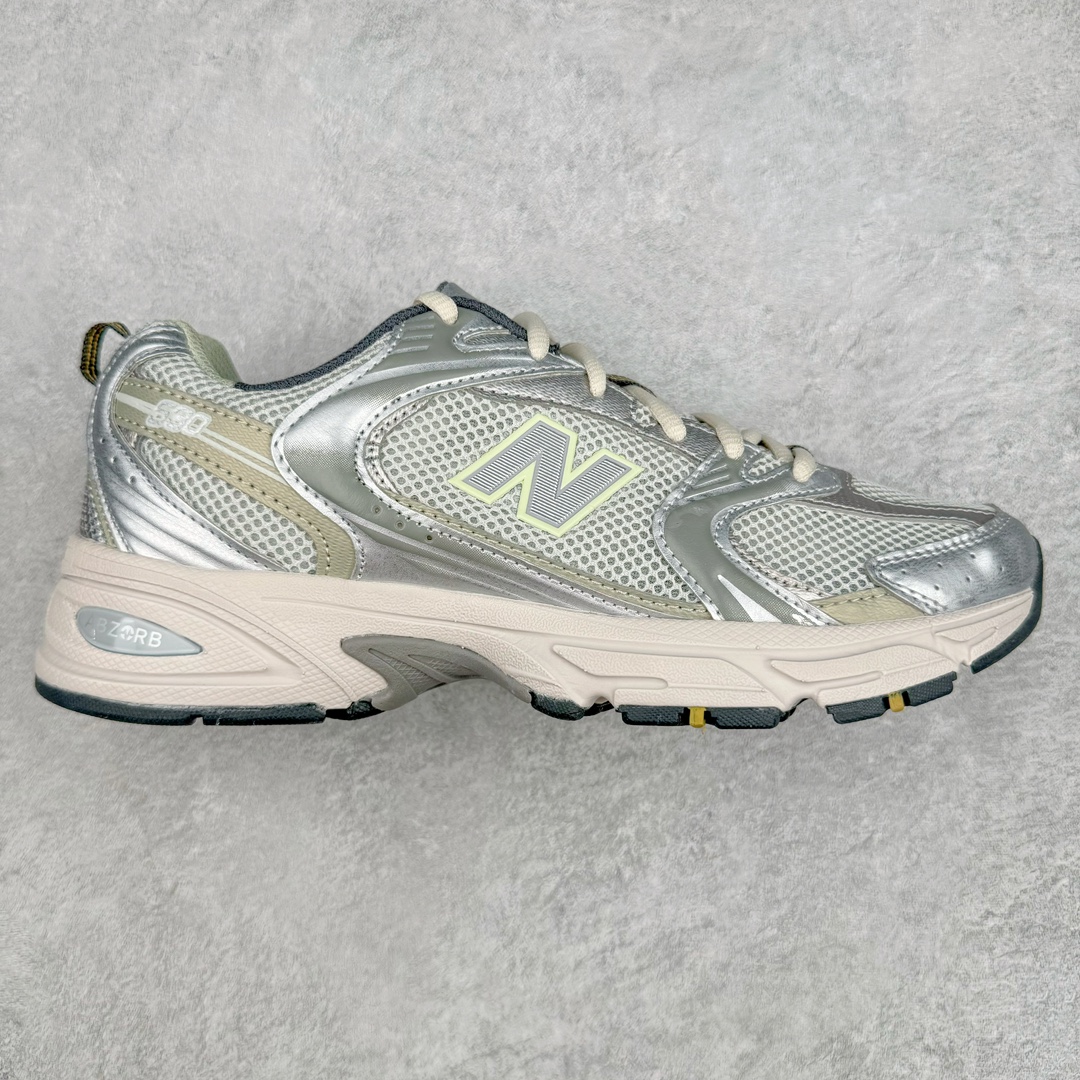 ＃MF New Balance MR530 NB新百伦复古透气跑步鞋 抛弃过往以皮革为主的人气轮廓 以极具复古风范的跑鞋外观呈现 设计上全鞋以简约清爽的纯白色作基底 鞋身覆盖大面积织物网眼材质 并于鞋头、鞋带孔眼片等细节处点缀对比鲜明的反光银镀层凸显 鞋舌、侧身等位置则辅以一贯的「N」字标志和品牌徽标彰显身份 最后通过搭载的 ABZORB 缓震中底完善整体造型 全套原楦原纸板原厂数据开发 原厂网纱 原装进口皮料正确卡色 正确中底拉帮中底网布细节 冲裁组合 匠心打造 耗时两个月开发完成 工艺极其复杂难度可想而知 新开独立私模大底 全网唯一正确做旧组合大底 高端零售专供产物 尺码：36 37 37.5 38 38.5 39.5 40 40.5 41.5 42 42.5 43 44 44.5 45-选品中心