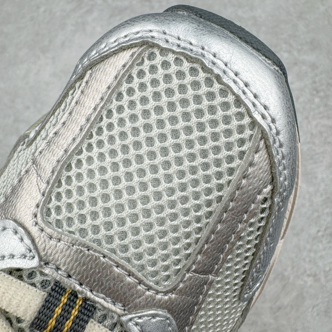 图片[11]-＃MF New Balance MR530 NB新百伦复古透气跑步鞋 抛弃过往以皮革为主的人气轮廓 以极具复古风范的跑鞋外观呈现 设计上全鞋以简约清爽的纯白色作基底 鞋身覆盖大面积织物网眼材质 并于鞋头、鞋带孔眼片等细节处点缀对比鲜明的反光银镀层凸显 鞋舌、侧身等位置则辅以一贯的「N」字标志和品牌徽标彰显身份 最后通过搭载的 ABZORB 缓震中底完善整体造型 全套原楦原纸板原厂数据开发 原厂网纱 原装进口皮料正确卡色 正确中底拉帮中底网布细节 冲裁组合 匠心打造 耗时两个月开发完成 工艺极其复杂难度可想而知 新开独立私模大底 全网唯一正确做旧组合大底 高端零售专供产物 尺码：36 37 37.5 38 38.5 39.5 40 40.5 41.5 42 42.5 43 44 44.5 45-选品中心