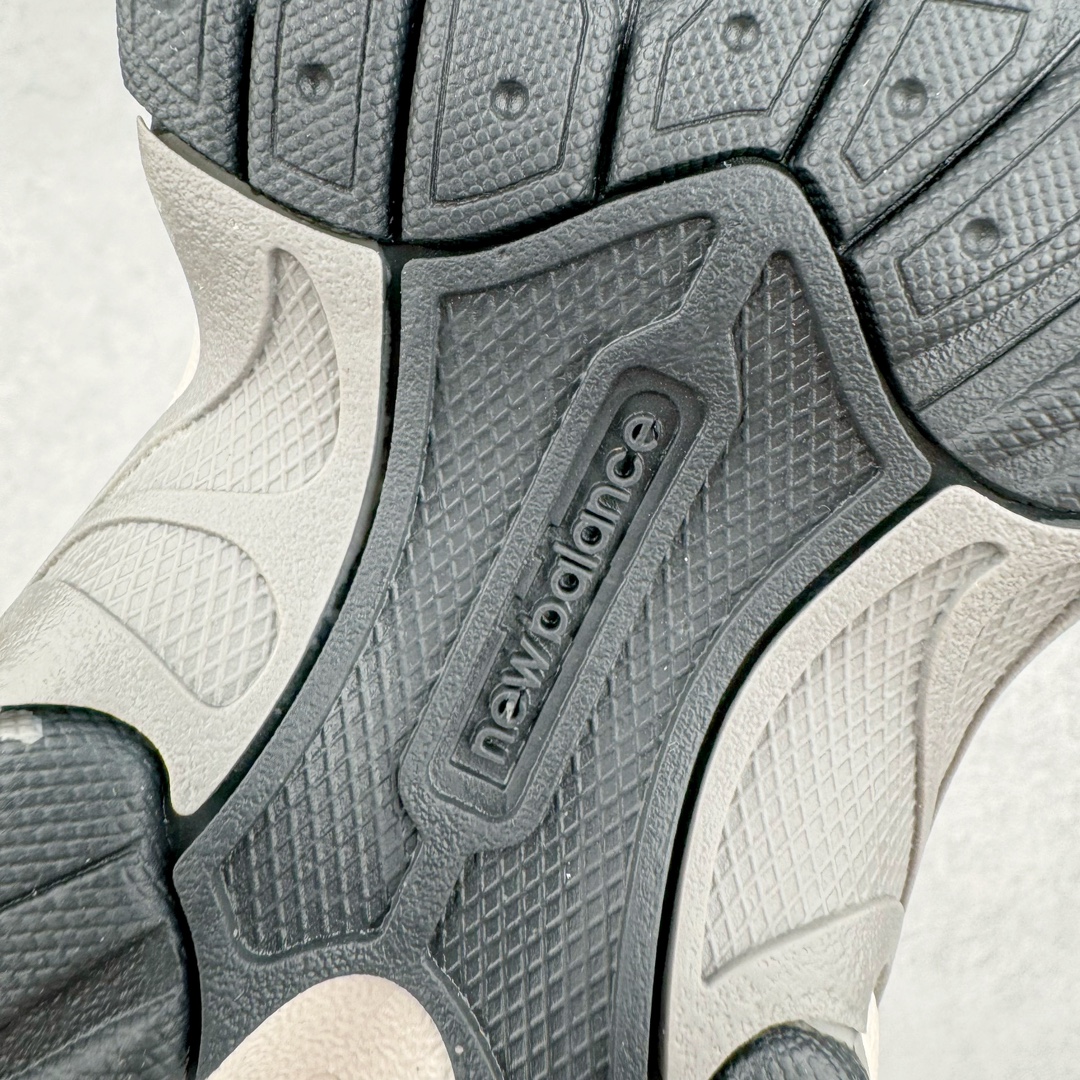 图片[10]-＃MF New Balance MR530 NB新百伦复古透气跑步鞋 抛弃过往以皮革为主的人气轮廓 以极具复古风范的跑鞋外观呈现 设计上全鞋以简约清爽的纯白色作基底 鞋身覆盖大面积织物网眼材质 并于鞋头、鞋带孔眼片等细节处点缀对比鲜明的反光银镀层凸显 鞋舌、侧身等位置则辅以一贯的「N」字标志和品牌徽标彰显身份 最后通过搭载的 ABZORB 缓震中底完善整体造型 全套原楦原纸板原厂数据开发 原厂网纱 原装进口皮料正确卡色 正确中底拉帮中底网布细节 冲裁组合 匠心打造 耗时两个月开发完成 工艺极其复杂难度可想而知 新开独立私模大底 全网唯一正确做旧组合大底 高端零售专供产物 尺码：36 37 37.5 38 38.5 39.5 40 40.5 41.5 42 42.5 43 44 44.5 45-选品中心