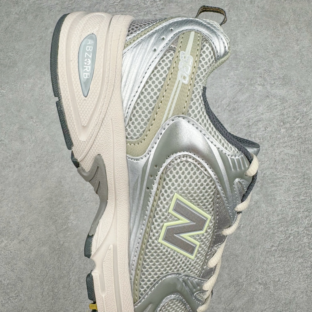 图片[6]-＃MF New Balance MR530 NB新百伦复古透气跑步鞋 抛弃过往以皮革为主的人气轮廓 以极具复古风范的跑鞋外观呈现 设计上全鞋以简约清爽的纯白色作基底 鞋身覆盖大面积织物网眼材质 并于鞋头、鞋带孔眼片等细节处点缀对比鲜明的反光银镀层凸显 鞋舌、侧身等位置则辅以一贯的「N」字标志和品牌徽标彰显身份 最后通过搭载的 ABZORB 缓震中底完善整体造型 全套原楦原纸板原厂数据开发 原厂网纱 原装进口皮料正确卡色 正确中底拉帮中底网布细节 冲裁组合 匠心打造 耗时两个月开发完成 工艺极其复杂难度可想而知 新开独立私模大底 全网唯一正确做旧组合大底 高端零售专供产物 尺码：36 37 37.5 38 38.5 39.5 40 40.5 41.5 42 42.5 43 44 44.5 45-选品中心