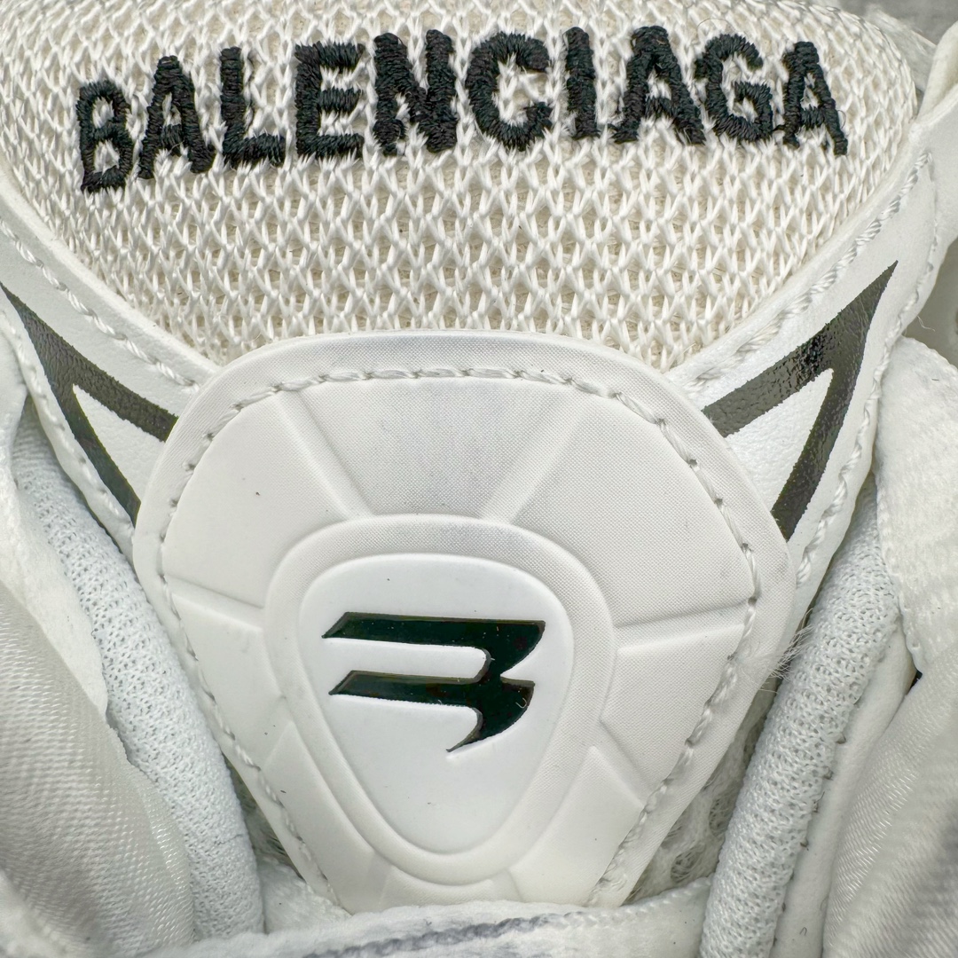 图片[11]-＃VG零售版 BALENCIAGA Runner Sneaker 巴黎世家七代慢跑系列低帮复古野跑潮流运动鞋老爹鞋 尼龙和网布材质 磨损效果 鞋头边缘印有尺码 背面浮印尺码 外侧印有跑者徽标 鞋舌刺绣 Balenciaga 品牌标识 鞋跟背面 Balenciaga品牌标识 材质采用65%聚氨酯、35%聚酯纤维 全新 Runner 鞋型轮廓借鉴于 2000 年初的复古线条 搭载大网眼面料制成鞋面基础，由粉色、白色尼龍与橡胶质地覆盖鞋面诠释线条感 当中透过几道手缝线与折损痕更是精准的掌握历经时间淬炼的破旧痕迹 延续其手法至鞋领、鞋跟、鞋带、中底等部分均饰有破损及脏污之貌 尤其是鞋领处与鞋带孔眼条更是采用不规则做旧技术将内容物泡棉随机露出 尺码：35 36 37 38 39 40 41 42 43 44 45 46-选品中心