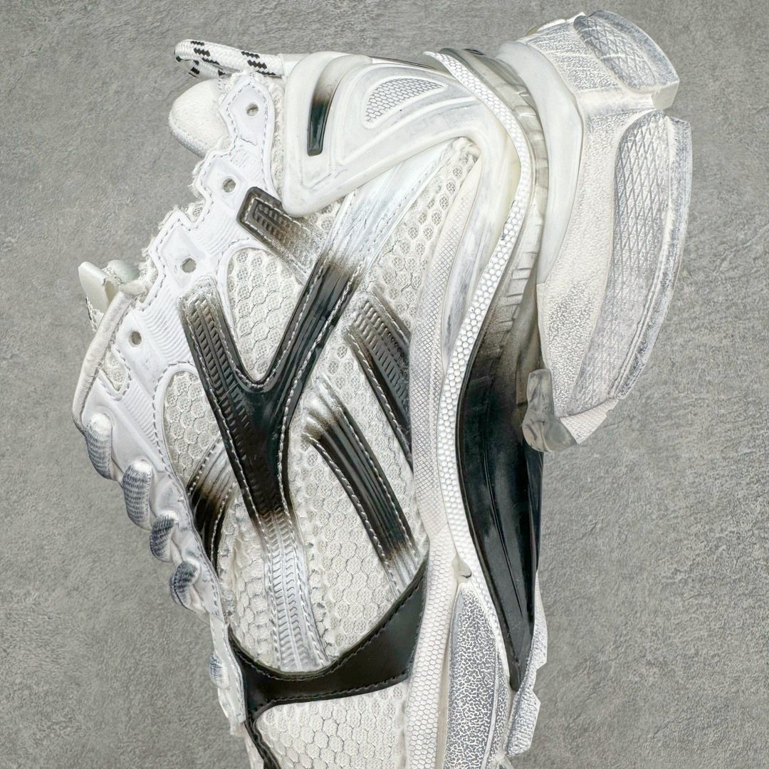 图片[7]-＃VG零售版 BALENCIAGA Runner Sneaker 巴黎世家七代慢跑系列低帮复古野跑潮流运动鞋老爹鞋 尼龙和网布材质 磨损效果 鞋头边缘印有尺码 背面浮印尺码 外侧印有跑者徽标 鞋舌刺绣 Balenciaga 品牌标识 鞋跟背面 Balenciaga品牌标识 材质采用65%聚氨酯、35%聚酯纤维 全新 Runner 鞋型轮廓借鉴于 2000 年初的复古线条 搭载大网眼面料制成鞋面基础，由粉色、白色尼龍与橡胶质地覆盖鞋面诠释线条感 当中透过几道手缝线与折损痕更是精准的掌握历经时间淬炼的破旧痕迹 延续其手法至鞋领、鞋跟、鞋带、中底等部分均饰有破损及脏污之貌 尤其是鞋领处与鞋带孔眼条更是采用不规则做旧技术将内容物泡棉随机露出 尺码：35 36 37 38 39 40 41 42 43 44 45 46-选品中心