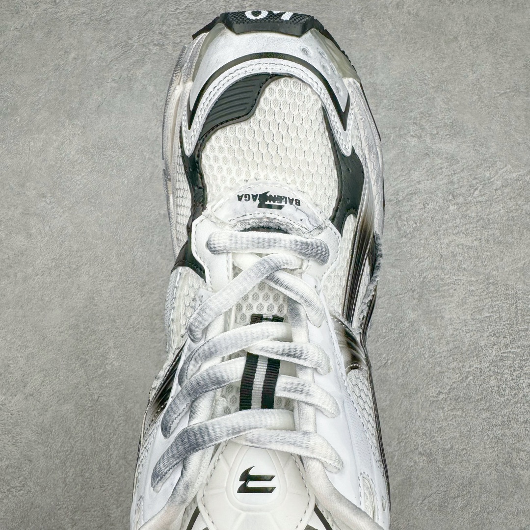 图片[4]-＃VG零售版 BALENCIAGA Runner Sneaker 巴黎世家七代慢跑系列低帮复古野跑潮流运动鞋老爹鞋 尼龙和网布材质 磨损效果 鞋头边缘印有尺码 背面浮印尺码 外侧印有跑者徽标 鞋舌刺绣 Balenciaga 品牌标识 鞋跟背面 Balenciaga品牌标识 材质采用65%聚氨酯、35%聚酯纤维 全新 Runner 鞋型轮廓借鉴于 2000 年初的复古线条 搭载大网眼面料制成鞋面基础，由粉色、白色尼龍与橡胶质地覆盖鞋面诠释线条感 当中透过几道手缝线与折损痕更是精准的掌握历经时间淬炼的破旧痕迹 延续其手法至鞋领、鞋跟、鞋带、中底等部分均饰有破损及脏污之貌 尤其是鞋领处与鞋带孔眼条更是采用不规则做旧技术将内容物泡棉随机露出 尺码：35 36 37 38 39 40 41 42 43 44 45 46-选品中心