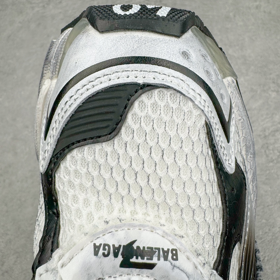 图片[12]-＃VG零售版 BALENCIAGA Runner Sneaker 巴黎世家七代慢跑系列低帮复古野跑潮流运动鞋老爹鞋 尼龙和网布材质 磨损效果 鞋头边缘印有尺码 背面浮印尺码 外侧印有跑者徽标 鞋舌刺绣 Balenciaga 品牌标识 鞋跟背面 Balenciaga品牌标识 材质采用65%聚氨酯、35%聚酯纤维 全新 Runner 鞋型轮廓借鉴于 2000 年初的复古线条 搭载大网眼面料制成鞋面基础，由粉色、白色尼龍与橡胶质地覆盖鞋面诠释线条感 当中透过几道手缝线与折损痕更是精准的掌握历经时间淬炼的破旧痕迹 延续其手法至鞋领、鞋跟、鞋带、中底等部分均饰有破损及脏污之貌 尤其是鞋领处与鞋带孔眼条更是采用不规则做旧技术将内容物泡棉随机露出 尺码：35 36 37 38 39 40 41 42 43 44 45 46-选品中心