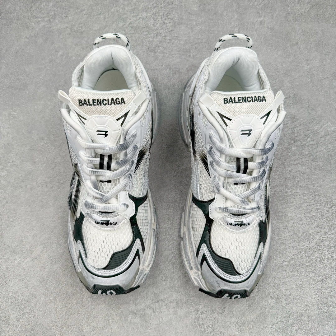 图片[2]-＃VG零售版 BALENCIAGA Runner Sneaker 巴黎世家七代慢跑系列低帮复古野跑潮流运动鞋老爹鞋 尼龙和网布材质 磨损效果 鞋头边缘印有尺码 背面浮印尺码 外侧印有跑者徽标 鞋舌刺绣 Balenciaga 品牌标识 鞋跟背面 Balenciaga品牌标识 材质采用65%聚氨酯、35%聚酯纤维 全新 Runner 鞋型轮廓借鉴于 2000 年初的复古线条 搭载大网眼面料制成鞋面基础，由粉色、白色尼龍与橡胶质地覆盖鞋面诠释线条感 当中透过几道手缝线与折损痕更是精准的掌握历经时间淬炼的破旧痕迹 延续其手法至鞋领、鞋跟、鞋带、中底等部分均饰有破损及脏污之貌 尤其是鞋领处与鞋带孔眼条更是采用不规则做旧技术将内容物泡棉随机露出 尺码：35 36 37 38 39 40 41 42 43 44 45 46-选品中心