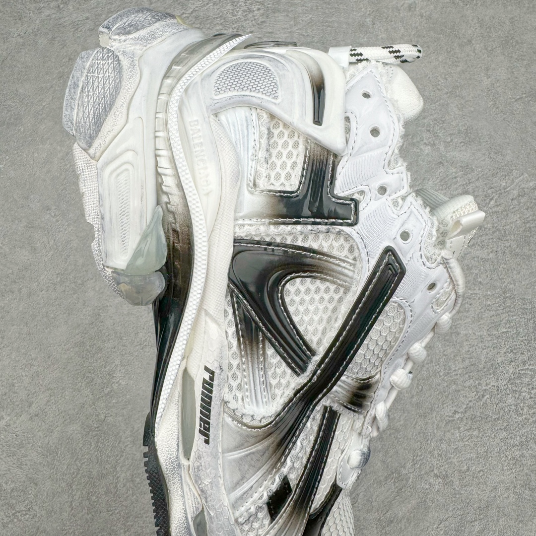 图片[6]-＃VG零售版 BALENCIAGA Runner Sneaker 巴黎世家七代慢跑系列低帮复古野跑潮流运动鞋老爹鞋 尼龙和网布材质 磨损效果 鞋头边缘印有尺码 背面浮印尺码 外侧印有跑者徽标 鞋舌刺绣 Balenciaga 品牌标识 鞋跟背面 Balenciaga品牌标识 材质采用65%聚氨酯、35%聚酯纤维 全新 Runner 鞋型轮廓借鉴于 2000 年初的复古线条 搭载大网眼面料制成鞋面基础，由粉色、白色尼龍与橡胶质地覆盖鞋面诠释线条感 当中透过几道手缝线与折损痕更是精准的掌握历经时间淬炼的破旧痕迹 延续其手法至鞋领、鞋跟、鞋带、中底等部分均饰有破损及脏污之貌 尤其是鞋领处与鞋带孔眼条更是采用不规则做旧技术将内容物泡棉随机露出 尺码：35 36 37 38 39 40 41 42 43 44 45 46-选品中心