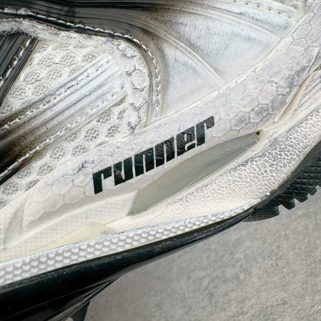 图片[17]-＃VG零售版 BALENCIAGA Runner Sneaker 巴黎世家七代慢跑系列低帮复古野跑潮流运动鞋老爹鞋 尼龙和网布材质 磨损效果 鞋头边缘印有尺码 背面浮印尺码 外侧印有跑者徽标 鞋舌刺绣 Balenciaga 品牌标识 鞋跟背面 Balenciaga品牌标识 材质采用65%聚氨酯、35%聚酯纤维 全新 Runner 鞋型轮廓借鉴于 2000 年初的复古线条 搭载大网眼面料制成鞋面基础，由粉色、白色尼龍与橡胶质地覆盖鞋面诠释线条感 当中透过几道手缝线与折损痕更是精准的掌握历经时间淬炼的破旧痕迹 延续其手法至鞋领、鞋跟、鞋带、中底等部分均饰有破损及脏污之貌 尤其是鞋领处与鞋带孔眼条更是采用不规则做旧技术将内容物泡棉随机露出 尺码：35 36 37 38 39 40 41 42 43 44 45 46-选品中心