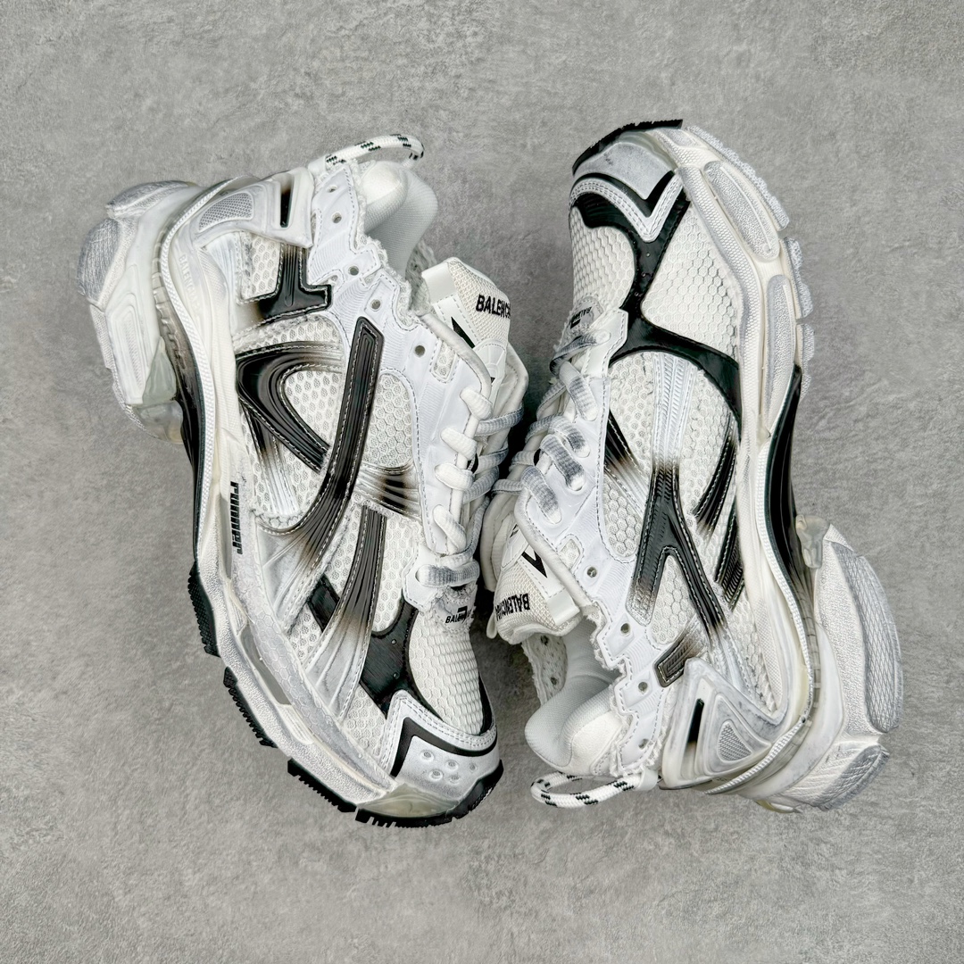 图片[3]-＃VG零售版 BALENCIAGA Runner Sneaker 巴黎世家七代慢跑系列低帮复古野跑潮流运动鞋老爹鞋 尼龙和网布材质 磨损效果 鞋头边缘印有尺码 背面浮印尺码 外侧印有跑者徽标 鞋舌刺绣 Balenciaga 品牌标识 鞋跟背面 Balenciaga品牌标识 材质采用65%聚氨酯、35%聚酯纤维 全新 Runner 鞋型轮廓借鉴于 2000 年初的复古线条 搭载大网眼面料制成鞋面基础，由粉色、白色尼龍与橡胶质地覆盖鞋面诠释线条感 当中透过几道手缝线与折损痕更是精准的掌握历经时间淬炼的破旧痕迹 延续其手法至鞋领、鞋跟、鞋带、中底等部分均饰有破损及脏污之貌 尤其是鞋领处与鞋带孔眼条更是采用不规则做旧技术将内容物泡棉随机露出 尺码：35 36 37 38 39 40 41 42 43 44 45 46-选品中心