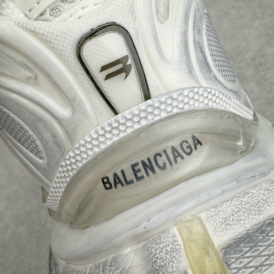 图片[14]-＃VG零售版 BALENCIAGA Runner Sneaker 巴黎世家七代慢跑系列低帮复古野跑潮流运动鞋老爹鞋 尼龙和网布材质 磨损效果 鞋头边缘印有尺码 背面浮印尺码 外侧印有跑者徽标 鞋舌刺绣 Balenciaga 品牌标识 鞋跟背面 Balenciaga品牌标识 材质采用65%聚氨酯、35%聚酯纤维 全新 Runner 鞋型轮廓借鉴于 2000 年初的复古线条 搭载大网眼面料制成鞋面基础，由粉色、白色尼龍与橡胶质地覆盖鞋面诠释线条感 当中透过几道手缝线与折损痕更是精准的掌握历经时间淬炼的破旧痕迹 延续其手法至鞋领、鞋跟、鞋带、中底等部分均饰有破损及脏污之貌 尤其是鞋领处与鞋带孔眼条更是采用不规则做旧技术将内容物泡棉随机露出 尺码：35 36 37 38 39 40 41 42 43 44 45 46-选品中心