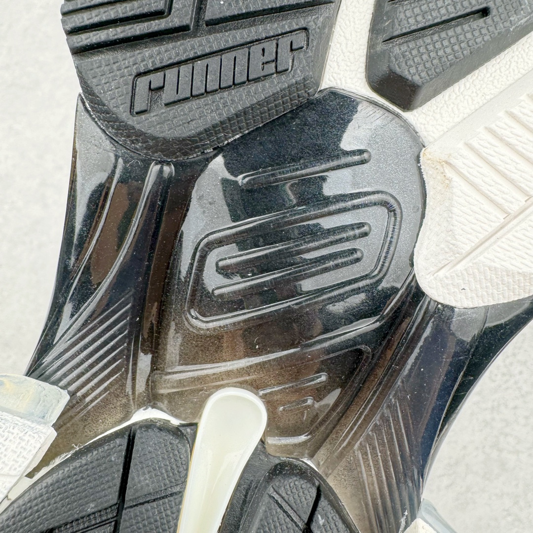 图片[18]-＃VG零售版 BALENCIAGA Runner Sneaker 巴黎世家七代慢跑系列低帮复古野跑潮流运动鞋老爹鞋 尼龙和网布材质 磨损效果 鞋头边缘印有尺码 背面浮印尺码 外侧印有跑者徽标 鞋舌刺绣 Balenciaga 品牌标识 鞋跟背面 Balenciaga品牌标识 材质采用65%聚氨酯、35%聚酯纤维 全新 Runner 鞋型轮廓借鉴于 2000 年初的复古线条 搭载大网眼面料制成鞋面基础，由粉色、白色尼龍与橡胶质地覆盖鞋面诠释线条感 当中透过几道手缝线与折损痕更是精准的掌握历经时间淬炼的破旧痕迹 延续其手法至鞋领、鞋跟、鞋带、中底等部分均饰有破损及脏污之貌 尤其是鞋领处与鞋带孔眼条更是采用不规则做旧技术将内容物泡棉随机露出 尺码：35 36 37 38 39 40 41 42 43 44 45 46-选品中心
