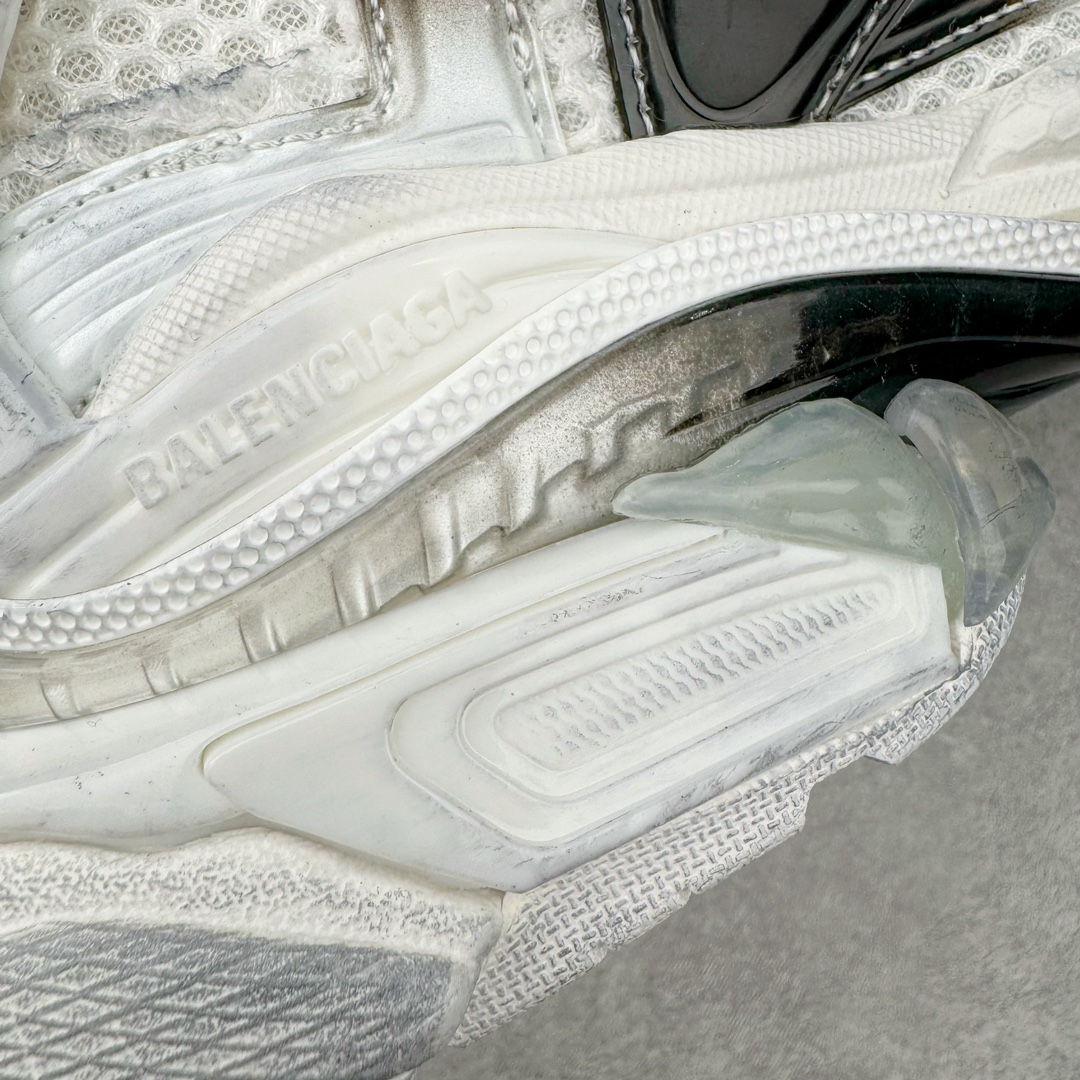 图片[15]-＃VG零售版 BALENCIAGA Runner Sneaker 巴黎世家七代慢跑系列低帮复古野跑潮流运动鞋老爹鞋 尼龙和网布材质 磨损效果 鞋头边缘印有尺码 背面浮印尺码 外侧印有跑者徽标 鞋舌刺绣 Balenciaga 品牌标识 鞋跟背面 Balenciaga品牌标识 材质采用65%聚氨酯、35%聚酯纤维 全新 Runner 鞋型轮廓借鉴于 2000 年初的复古线条 搭载大网眼面料制成鞋面基础，由粉色、白色尼龍与橡胶质地覆盖鞋面诠释线条感 当中透过几道手缝线与折损痕更是精准的掌握历经时间淬炼的破旧痕迹 延续其手法至鞋领、鞋跟、鞋带、中底等部分均饰有破损及脏污之貌 尤其是鞋领处与鞋带孔眼条更是采用不规则做旧技术将内容物泡棉随机露出 尺码：35 36 37 38 39 40 41 42 43 44 45 46-选品中心