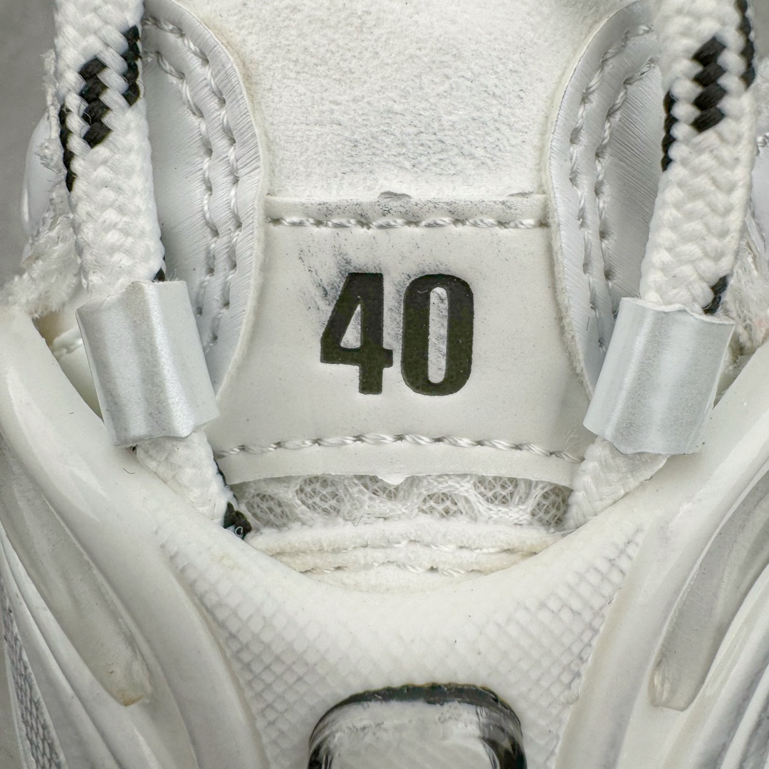 图片[13]-＃VG零售版 BALENCIAGA Runner Sneaker 巴黎世家七代慢跑系列低帮复古野跑潮流运动鞋老爹鞋 尼龙和网布材质 磨损效果 鞋头边缘印有尺码 背面浮印尺码 外侧印有跑者徽标 鞋舌刺绣 Balenciaga 品牌标识 鞋跟背面 Balenciaga品牌标识 材质采用65%聚氨酯、35%聚酯纤维 全新 Runner 鞋型轮廓借鉴于 2000 年初的复古线条 搭载大网眼面料制成鞋面基础，由粉色、白色尼龍与橡胶质地覆盖鞋面诠释线条感 当中透过几道手缝线与折损痕更是精准的掌握历经时间淬炼的破旧痕迹 延续其手法至鞋领、鞋跟、鞋带、中底等部分均饰有破损及脏污之貌 尤其是鞋领处与鞋带孔眼条更是采用不规则做旧技术将内容物泡棉随机露出 尺码：35 36 37 38 39 40 41 42 43 44 45 46-选品中心