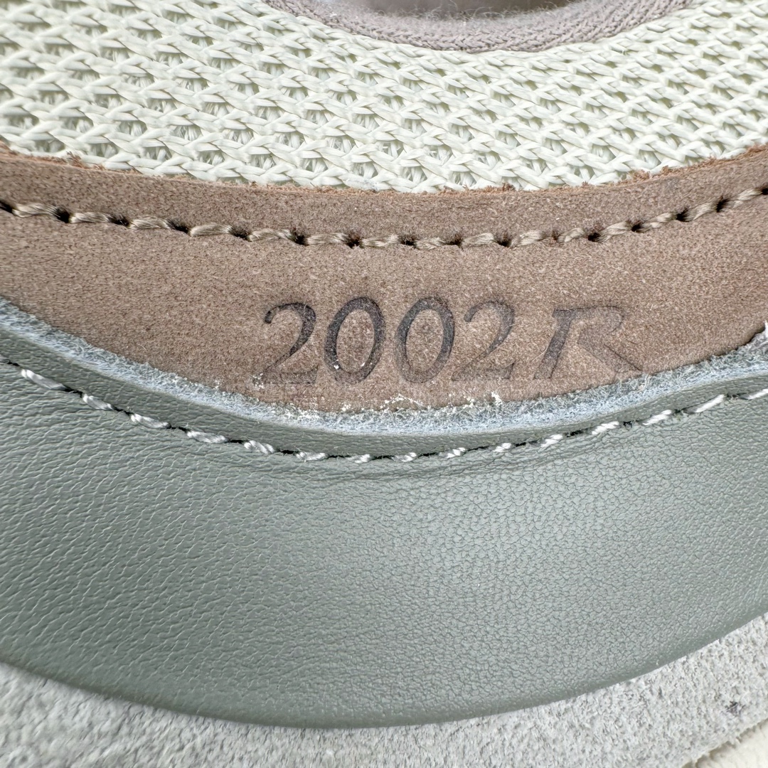 图片[15]-＃M纯原 Atmos x New Balance M2002RAM 联名棕绿 NB新百伦潮流复古织物皮革减震防滑耐磨轻便低帮跑步鞋 原档数据独立私模大底 唯一正确六层组合大底 RB前软后硬 百分百还原原鞋脚感 基于市场现有版本全新升级调整 NB市场最强产物 全网最全配色加持 全套原楦原纸板原厂数据开发 全鞋电脑针车加持 原厂网布 原装进口头层翻毛皮料正确绒感卡色 正确中底拉帮中底网布细节 一比一手工擦旧效果 冲裁组合 匠心打造 耗时两个月开发完成 工艺极其复杂难度可想而知 高端零售专供产物 尺码：36 37 37.5 38 38.5 39.5 40 40.5 41.5 42 42.5 43 44 44.5 45 45.5 46.5 47-选品中心