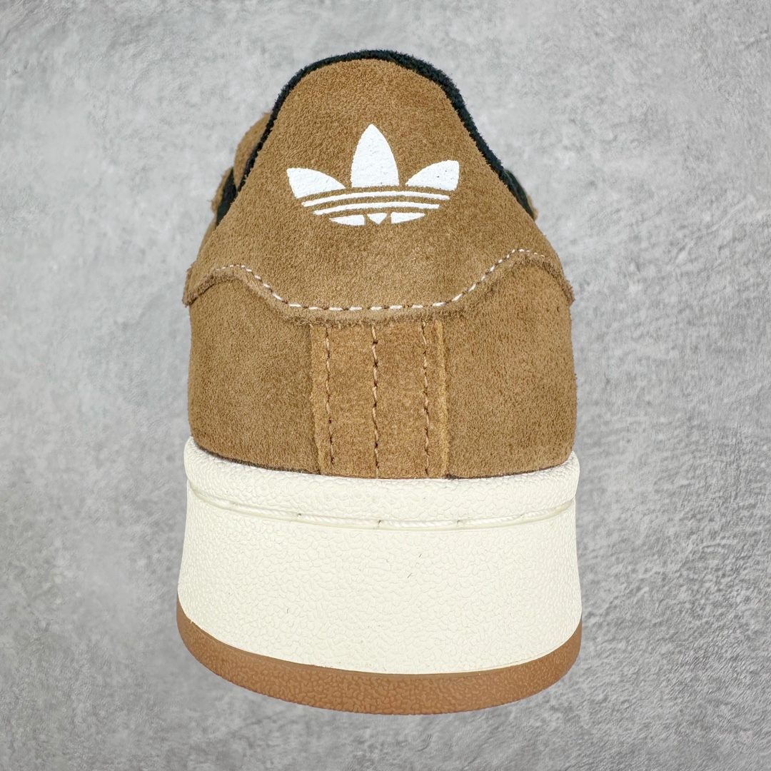图片[8]-AD Originals Campus 00s 学院系列面包风经典复古低帮百搭休闲运动板鞋 IE2175 这次 Originals 选择了以经典复古鞋型 Campus 为蓝本打造全新面包鞋 这款鞋型联名不断 冠希当年对它更是钟爱有加 论牌面丝毫不输贝壳头、Forum 等大热鞋型 这次 Campus 一改 80 年代的瘦长造型 鞋舌、鞋身、鞋底甚至细节都变大了 营造出千禧年前后流行的面包鞋宽大廓形 因此鞋名改为 Campus 00s 鞋身采用绒面皮料搭配白色常规皮革 质感上还是延续了经典 Campus 的设计 鞋舌填充更加饱满 让鞋款整体看起来更加圆润 搭配上这款浅蓝配色 「蓝胖子」造型真的很可爱 鞋舌还加入了与以往 Campus 不同的全新三叶草 Logo 令造型更具千禧气息 鞋带也采用了加宽的设计 如果你不喜欢 这次还附送了传统鞋带可以替换 鞋底采用了米黄做旧设计 凸显鞋款的复古年代感 除了清新可人的浅蓝配色 还有一款酷灰配色 造型更加硬朗复古 而且相比浅蓝配色更加耐脏 尺码：36 36⅔ 37⅓ 38 38⅔ 39⅓ 40 40⅔ 41⅓ 42 42⅔ 43⅓ 44 45-选品中心