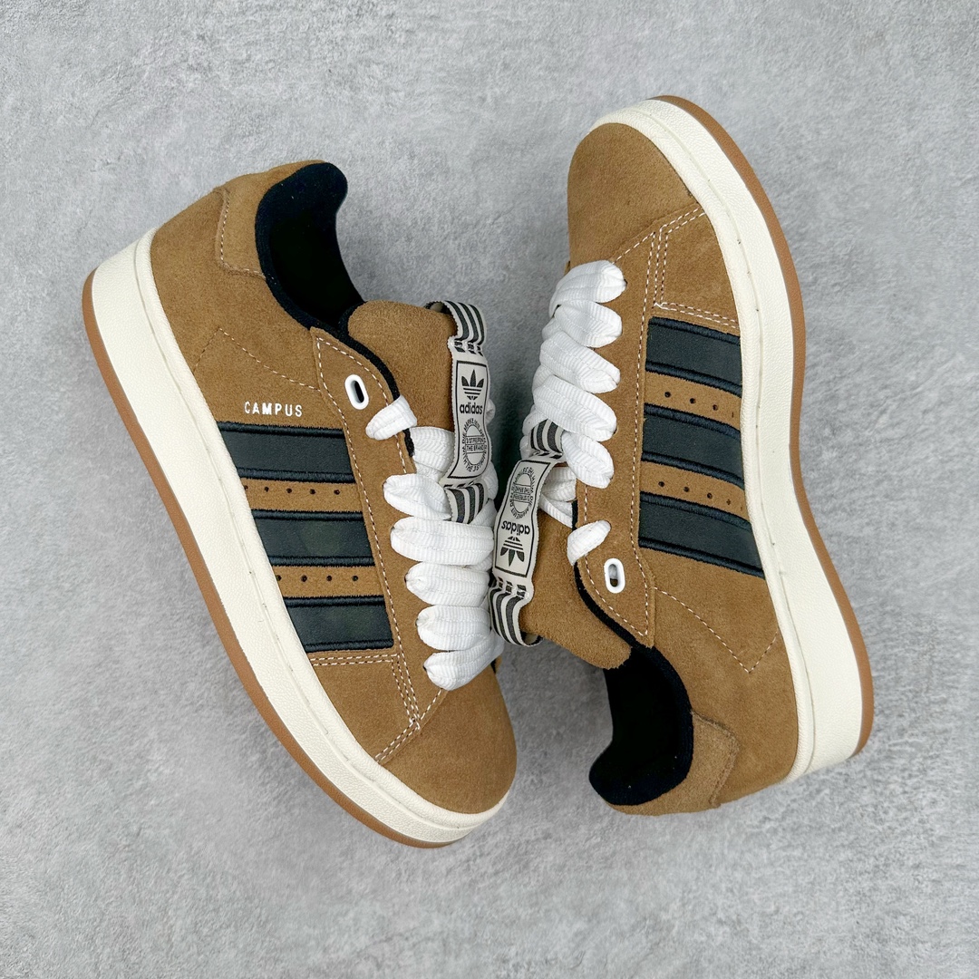 图片[3]-AD Originals Campus 00s 学院系列面包风经典复古低帮百搭休闲运动板鞋 IE2175 这次 Originals 选择了以经典复古鞋型 Campus 为蓝本打造全新面包鞋 这款鞋型联名不断 冠希当年对它更是钟爱有加 论牌面丝毫不输贝壳头、Forum 等大热鞋型 这次 Campus 一改 80 年代的瘦长造型 鞋舌、鞋身、鞋底甚至细节都变大了 营造出千禧年前后流行的面包鞋宽大廓形 因此鞋名改为 Campus 00s 鞋身采用绒面皮料搭配白色常规皮革 质感上还是延续了经典 Campus 的设计 鞋舌填充更加饱满 让鞋款整体看起来更加圆润 搭配上这款浅蓝配色 「蓝胖子」造型真的很可爱 鞋舌还加入了与以往 Campus 不同的全新三叶草 Logo 令造型更具千禧气息 鞋带也采用了加宽的设计 如果你不喜欢 这次还附送了传统鞋带可以替换 鞋底采用了米黄做旧设计 凸显鞋款的复古年代感 除了清新可人的浅蓝配色 还有一款酷灰配色 造型更加硬朗复古 而且相比浅蓝配色更加耐脏 尺码：36 36⅔ 37⅓ 38 38⅔ 39⅓ 40 40⅔ 41⅓ 42 42⅔ 43⅓ 44 45-选品中心