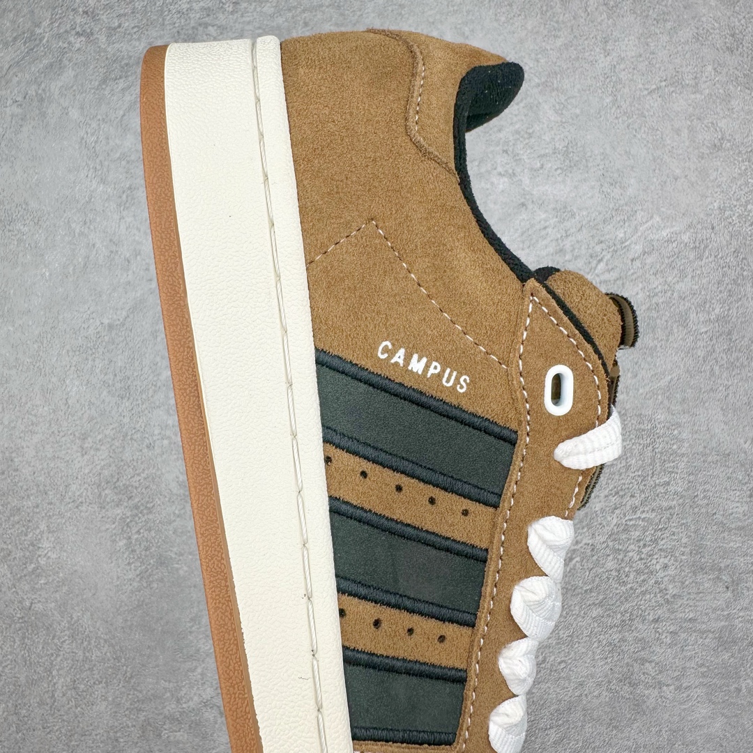 图片[6]-AD Originals Campus 00s 学院系列面包风经典复古低帮百搭休闲运动板鞋 IE2175 这次 Originals 选择了以经典复古鞋型 Campus 为蓝本打造全新面包鞋 这款鞋型联名不断 冠希当年对它更是钟爱有加 论牌面丝毫不输贝壳头、Forum 等大热鞋型 这次 Campus 一改 80 年代的瘦长造型 鞋舌、鞋身、鞋底甚至细节都变大了 营造出千禧年前后流行的面包鞋宽大廓形 因此鞋名改为 Campus 00s 鞋身采用绒面皮料搭配白色常规皮革 质感上还是延续了经典 Campus 的设计 鞋舌填充更加饱满 让鞋款整体看起来更加圆润 搭配上这款浅蓝配色 「蓝胖子」造型真的很可爱 鞋舌还加入了与以往 Campus 不同的全新三叶草 Logo 令造型更具千禧气息 鞋带也采用了加宽的设计 如果你不喜欢 这次还附送了传统鞋带可以替换 鞋底采用了米黄做旧设计 凸显鞋款的复古年代感 除了清新可人的浅蓝配色 还有一款酷灰配色 造型更加硬朗复古 而且相比浅蓝配色更加耐脏 尺码：36 36⅔ 37⅓ 38 38⅔ 39⅓ 40 40⅔ 41⅓ 42 42⅔ 43⅓ 44 45-选品中心