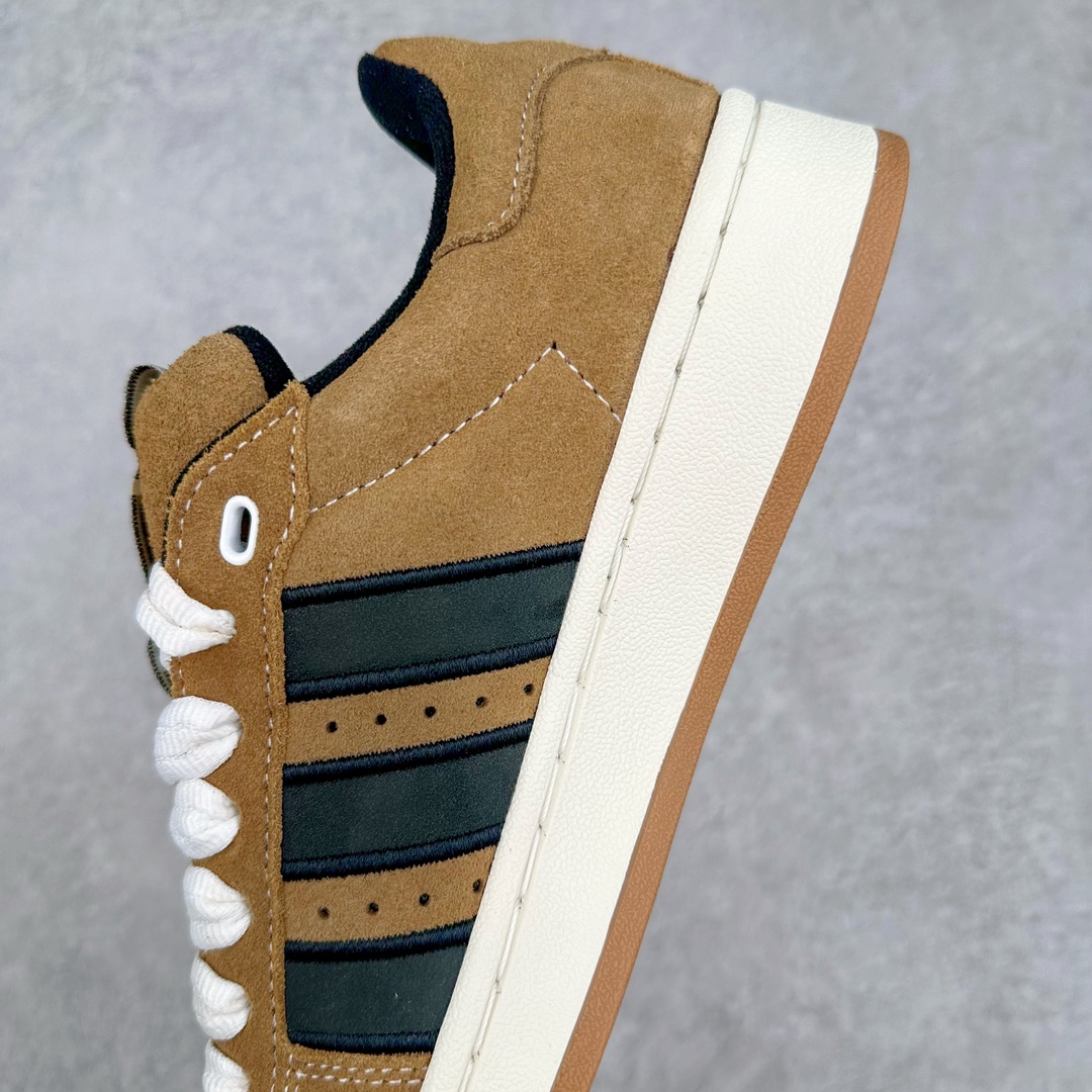 图片[7]-AD Originals Campus 00s 学院系列面包风经典复古低帮百搭休闲运动板鞋 IE2175 这次 Originals 选择了以经典复古鞋型 Campus 为蓝本打造全新面包鞋 这款鞋型联名不断 冠希当年对它更是钟爱有加 论牌面丝毫不输贝壳头、Forum 等大热鞋型 这次 Campus 一改 80 年代的瘦长造型 鞋舌、鞋身、鞋底甚至细节都变大了 营造出千禧年前后流行的面包鞋宽大廓形 因此鞋名改为 Campus 00s 鞋身采用绒面皮料搭配白色常规皮革 质感上还是延续了经典 Campus 的设计 鞋舌填充更加饱满 让鞋款整体看起来更加圆润 搭配上这款浅蓝配色 「蓝胖子」造型真的很可爱 鞋舌还加入了与以往 Campus 不同的全新三叶草 Logo 令造型更具千禧气息 鞋带也采用了加宽的设计 如果你不喜欢 这次还附送了传统鞋带可以替换 鞋底采用了米黄做旧设计 凸显鞋款的复古年代感 除了清新可人的浅蓝配色 还有一款酷灰配色 造型更加硬朗复古 而且相比浅蓝配色更加耐脏 尺码：36 36⅔ 37⅓ 38 38⅔ 39⅓ 40 40⅔ 41⅓ 42 42⅔ 43⅓ 44 45-选品中心