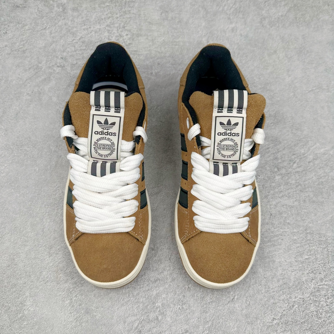 图片[2]-AD Originals Campus 00s 学院系列面包风经典复古低帮百搭休闲运动板鞋 IE2175 这次 Originals 选择了以经典复古鞋型 Campus 为蓝本打造全新面包鞋 这款鞋型联名不断 冠希当年对它更是钟爱有加 论牌面丝毫不输贝壳头、Forum 等大热鞋型 这次 Campus 一改 80 年代的瘦长造型 鞋舌、鞋身、鞋底甚至细节都变大了 营造出千禧年前后流行的面包鞋宽大廓形 因此鞋名改为 Campus 00s 鞋身采用绒面皮料搭配白色常规皮革 质感上还是延续了经典 Campus 的设计 鞋舌填充更加饱满 让鞋款整体看起来更加圆润 搭配上这款浅蓝配色 「蓝胖子」造型真的很可爱 鞋舌还加入了与以往 Campus 不同的全新三叶草 Logo 令造型更具千禧气息 鞋带也采用了加宽的设计 如果你不喜欢 这次还附送了传统鞋带可以替换 鞋底采用了米黄做旧设计 凸显鞋款的复古年代感 除了清新可人的浅蓝配色 还有一款酷灰配色 造型更加硬朗复古 而且相比浅蓝配色更加耐脏 尺码：36 36⅔ 37⅓ 38 38⅔ 39⅓ 40 40⅔ 41⅓ 42 42⅔ 43⅓ 44 45-选品中心