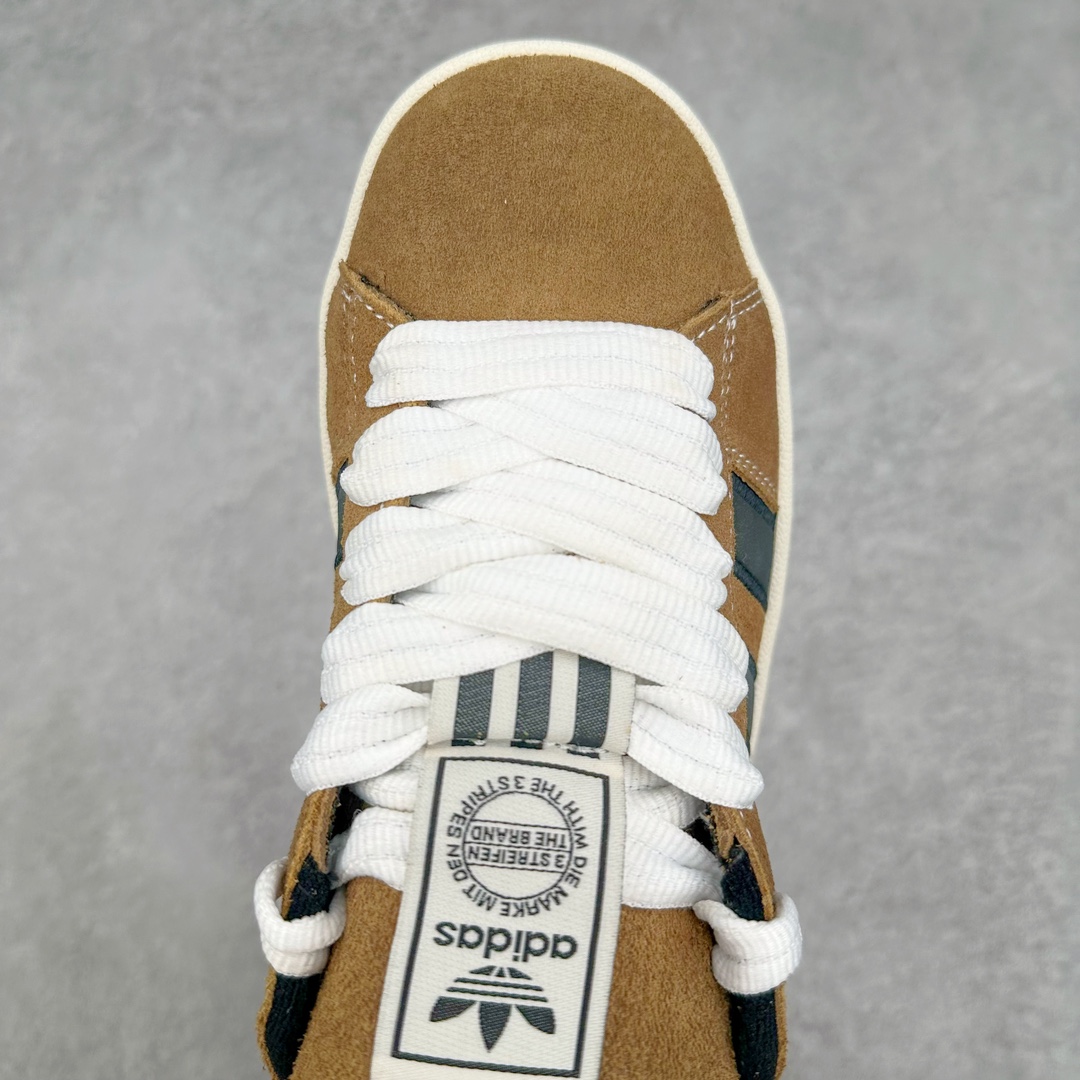 图片[4]-AD Originals Campus 00s 学院系列面包风经典复古低帮百搭休闲运动板鞋 IE2175 这次 Originals 选择了以经典复古鞋型 Campus 为蓝本打造全新面包鞋 这款鞋型联名不断 冠希当年对它更是钟爱有加 论牌面丝毫不输贝壳头、Forum 等大热鞋型 这次 Campus 一改 80 年代的瘦长造型 鞋舌、鞋身、鞋底甚至细节都变大了 营造出千禧年前后流行的面包鞋宽大廓形 因此鞋名改为 Campus 00s 鞋身采用绒面皮料搭配白色常规皮革 质感上还是延续了经典 Campus 的设计 鞋舌填充更加饱满 让鞋款整体看起来更加圆润 搭配上这款浅蓝配色 「蓝胖子」造型真的很可爱 鞋舌还加入了与以往 Campus 不同的全新三叶草 Logo 令造型更具千禧气息 鞋带也采用了加宽的设计 如果你不喜欢 这次还附送了传统鞋带可以替换 鞋底采用了米黄做旧设计 凸显鞋款的复古年代感 除了清新可人的浅蓝配色 还有一款酷灰配色 造型更加硬朗复古 而且相比浅蓝配色更加耐脏 尺码：36 36⅔ 37⅓ 38 38⅔ 39⅓ 40 40⅔ 41⅓ 42 42⅔ 43⅓ 44 45-选品中心