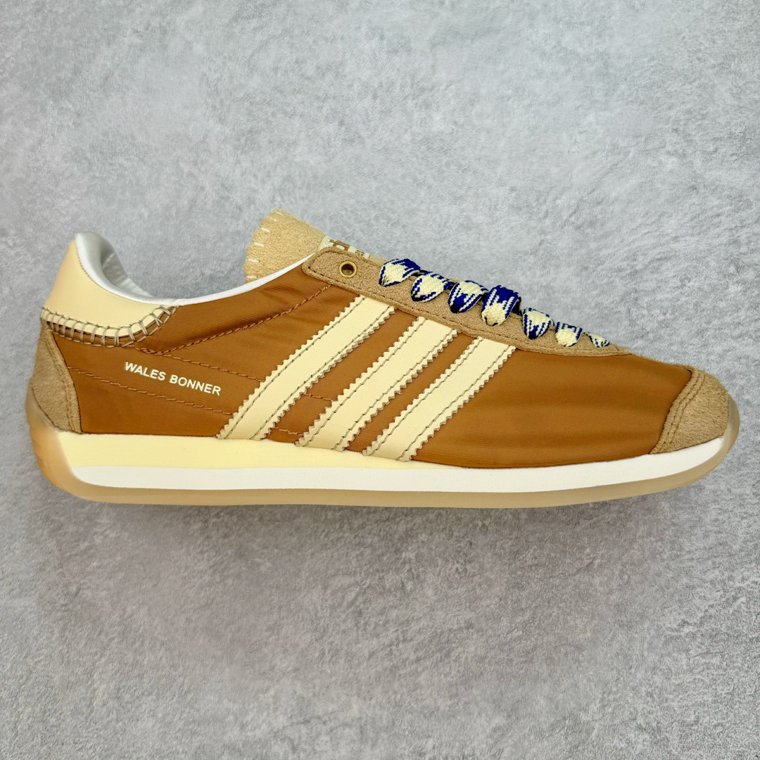 Wales Bonner x AD Originals Country Low WB日产联名系列经典复古低帮休闲运动慢跑鞋 GW1388 伦敦时装品牌 Wales Bonner 携手 Originals 打造 2022 最新春夏联名系列。本次为双方的第四度合作，灵感汲取了设计师 Grace Wales Bonner 对于 70、80 年代 Burkina Faso 音乐、摄影方面的研究，选择 Country 与 Samba 两双经典鞋款进行打造。 尺码：36 36⅔ 37⅓ 38 38⅔ 39⅓ 40 40⅔ 41⅓ 42 42⅔ 43⅓ 44 44⅔ 45-选品中心