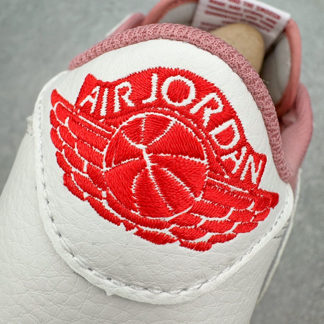 图片[12]-＃KZ神版特价 Travis Scott x Air Jordan AJ1 Low OG SP TS联名9.0 白粉倒钩低帮 DM7866-600 毫无疑问市场中端王者 耗时半年巨作 全套原纸板楦头开发 确保原汁原味 完美呈现倒钩版型 原档案转印油墨一体 东莞原厂磨具大底独家尺码35.5 48.5 一码一磨具拒绝假半码 此版本只针对中端市场 皮料材质有所更替 其他数据细节工艺流程均保持一致 绝不口嗨 细节品控鞋型随意秒杀市面3XX 4XX 原盒原配 外盒透明胶套 内侧字体 工整带凹凸感 原厂拉帮工艺 针距密度一致 后跟弧度收口自然不对折 极致一眼正品既视感 进口玻璃冲刀皮料裁剪零毛边 承诺百分百一致原鞋 全鞋电脑针车工艺 进口港宝加持 后跟自然饱满 全鞋荧光划线卡点 追求极致完美 每一双都是工艺品 多重QC质检 超越公司货的品控标准 实实在在的免检产品 尺码：35.5 36 36.5 37.5 38 38.5 39 40 40.5 41 42 42.5 43 44 44.5 45 46 47.5 48.5-选品中心