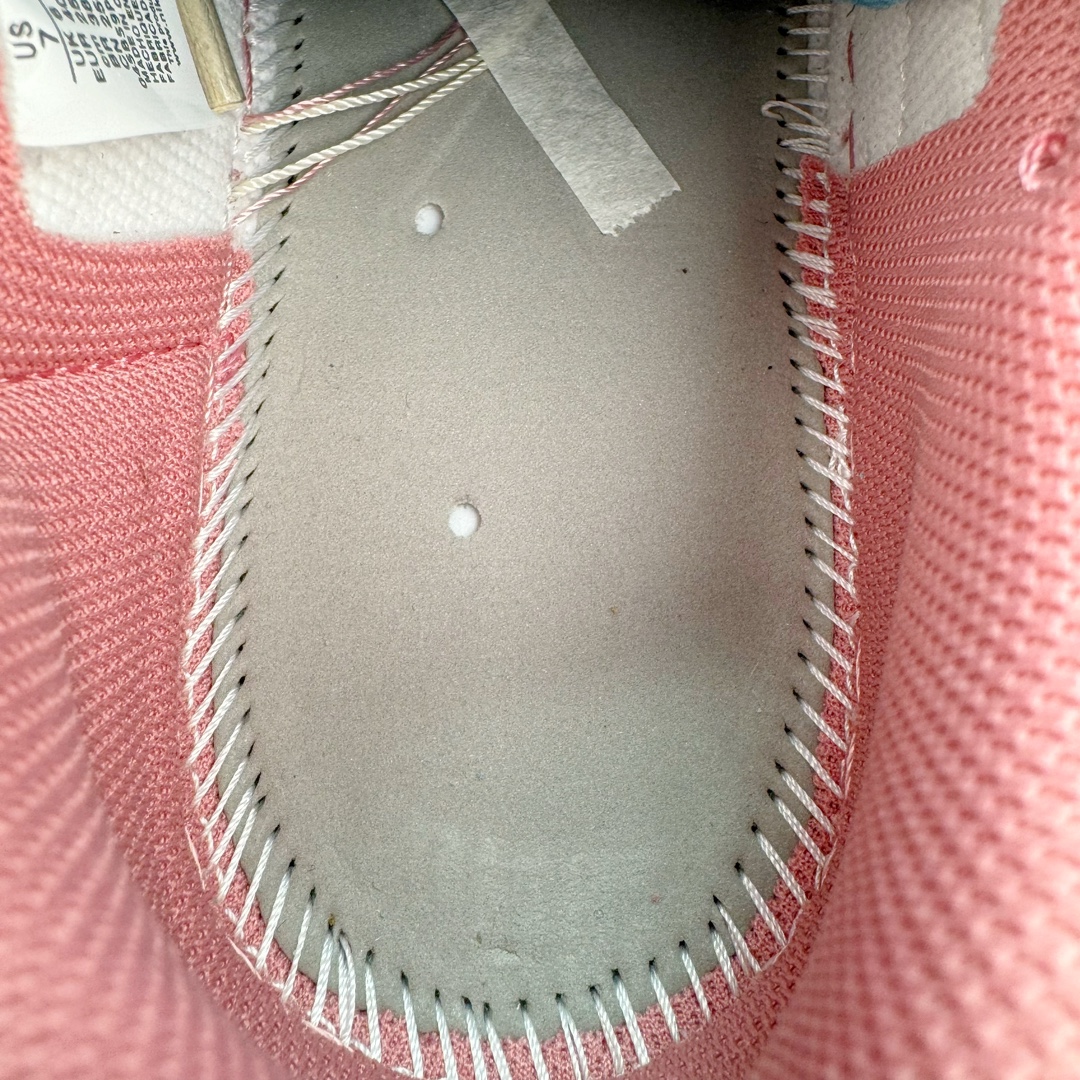 图片[19]-＃KZ神版特价 Travis Scott x Air Jordan AJ1 Low OG SP TS联名9.0 白粉倒钩低帮 DM7866-600 毫无疑问市场中端王者 耗时半年巨作 全套原纸板楦头开发 确保原汁原味 完美呈现倒钩版型 原档案转印油墨一体 东莞原厂磨具大底独家尺码35.5 48.5 一码一磨具拒绝假半码 此版本只针对中端市场 皮料材质有所更替 其他数据细节工艺流程均保持一致 绝不口嗨 细节品控鞋型随意秒杀市面3XX 4XX 原盒原配 外盒透明胶套 内侧字体 工整带凹凸感 原厂拉帮工艺 针距密度一致 后跟弧度收口自然不对折 极致一眼正品既视感 进口玻璃冲刀皮料裁剪零毛边 承诺百分百一致原鞋 全鞋电脑针车工艺 进口港宝加持 后跟自然饱满 全鞋荧光划线卡点 追求极致完美 每一双都是工艺品 多重QC质检 超越公司货的品控标准 实实在在的免检产品 尺码：35.5 36 36.5 37.5 38 38.5 39 40 40.5 41 42 42.5 43 44 44.5 45 46 47.5 48.5-选品中心