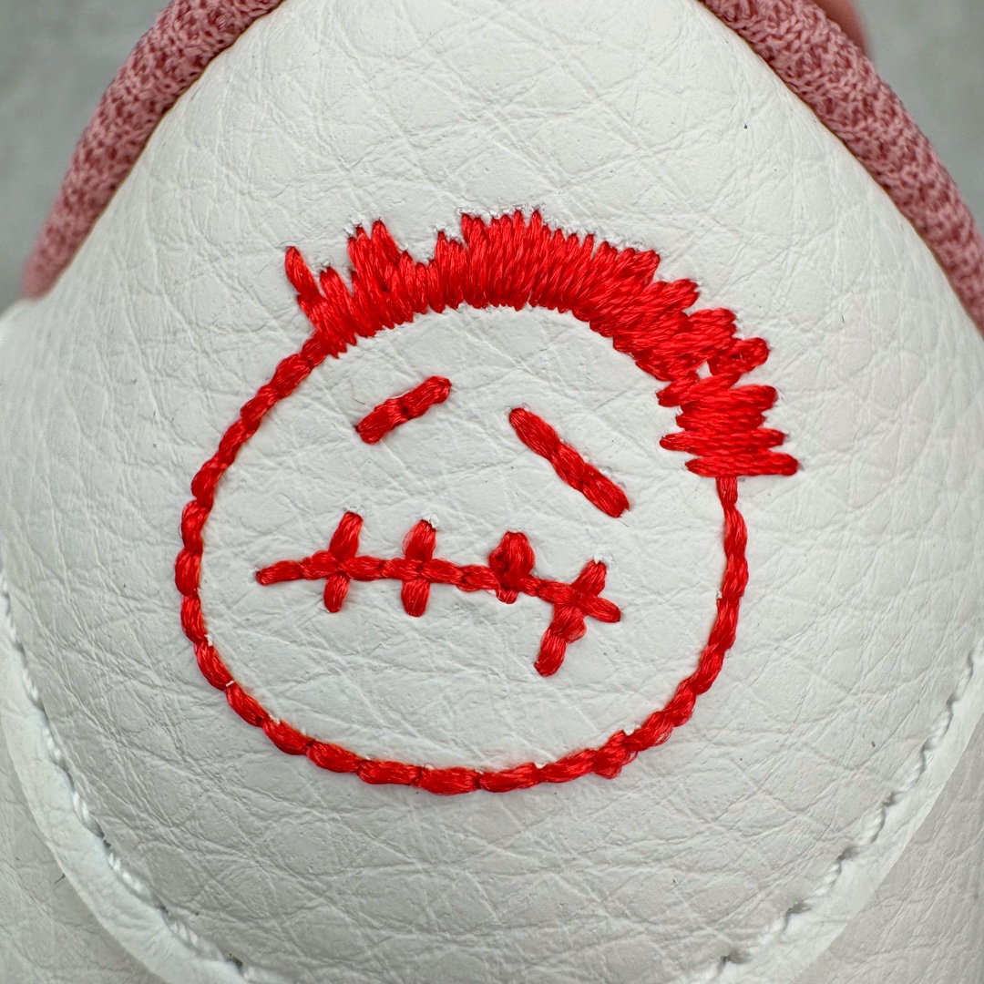 图片[10]-＃KZ神版特价 Travis Scott x Air Jordan AJ1 Low OG SP TS联名9.0 白粉倒钩低帮 DM7866-600 毫无疑问市场中端王者 耗时半年巨作 全套原纸板楦头开发 确保原汁原味 完美呈现倒钩版型 原档案转印油墨一体 东莞原厂磨具大底独家尺码35.5 48.5 一码一磨具拒绝假半码 此版本只针对中端市场 皮料材质有所更替 其他数据细节工艺流程均保持一致 绝不口嗨 细节品控鞋型随意秒杀市面3XX 4XX 原盒原配 外盒透明胶套 内侧字体 工整带凹凸感 原厂拉帮工艺 针距密度一致 后跟弧度收口自然不对折 极致一眼正品既视感 进口玻璃冲刀皮料裁剪零毛边 承诺百分百一致原鞋 全鞋电脑针车工艺 进口港宝加持 后跟自然饱满 全鞋荧光划线卡点 追求极致完美 每一双都是工艺品 多重QC质检 超越公司货的品控标准 实实在在的免检产品 尺码：35.5 36 36.5 37.5 38 38.5 39 40 40.5 41 42 42.5 43 44 44.5 45 46 47.5 48.5-选品中心