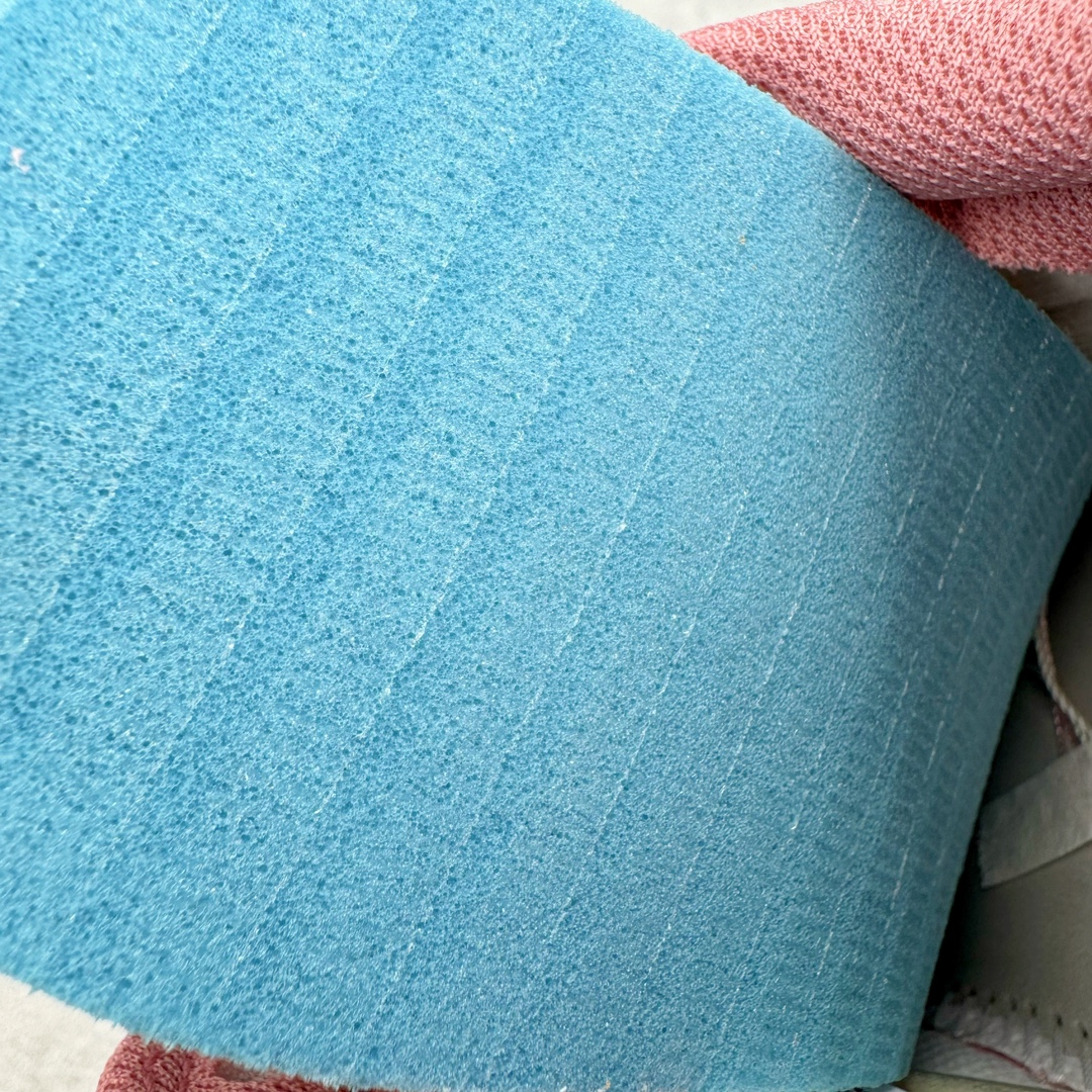 图片[20]-＃KZ神版特价 Travis Scott x Air Jordan AJ1 Low OG SP TS联名9.0 白粉倒钩低帮 DM7866-600 毫无疑问市场中端王者 耗时半年巨作 全套原纸板楦头开发 确保原汁原味 完美呈现倒钩版型 原档案转印油墨一体 东莞原厂磨具大底独家尺码35.5 48.5 一码一磨具拒绝假半码 此版本只针对中端市场 皮料材质有所更替 其他数据细节工艺流程均保持一致 绝不口嗨 细节品控鞋型随意秒杀市面3XX 4XX 原盒原配 外盒透明胶套 内侧字体 工整带凹凸感 原厂拉帮工艺 针距密度一致 后跟弧度收口自然不对折 极致一眼正品既视感 进口玻璃冲刀皮料裁剪零毛边 承诺百分百一致原鞋 全鞋电脑针车工艺 进口港宝加持 后跟自然饱满 全鞋荧光划线卡点 追求极致完美 每一双都是工艺品 多重QC质检 超越公司货的品控标准 实实在在的免检产品 尺码：35.5 36 36.5 37.5 38 38.5 39 40 40.5 41 42 42.5 43 44 44.5 45 46 47.5 48.5-选品中心