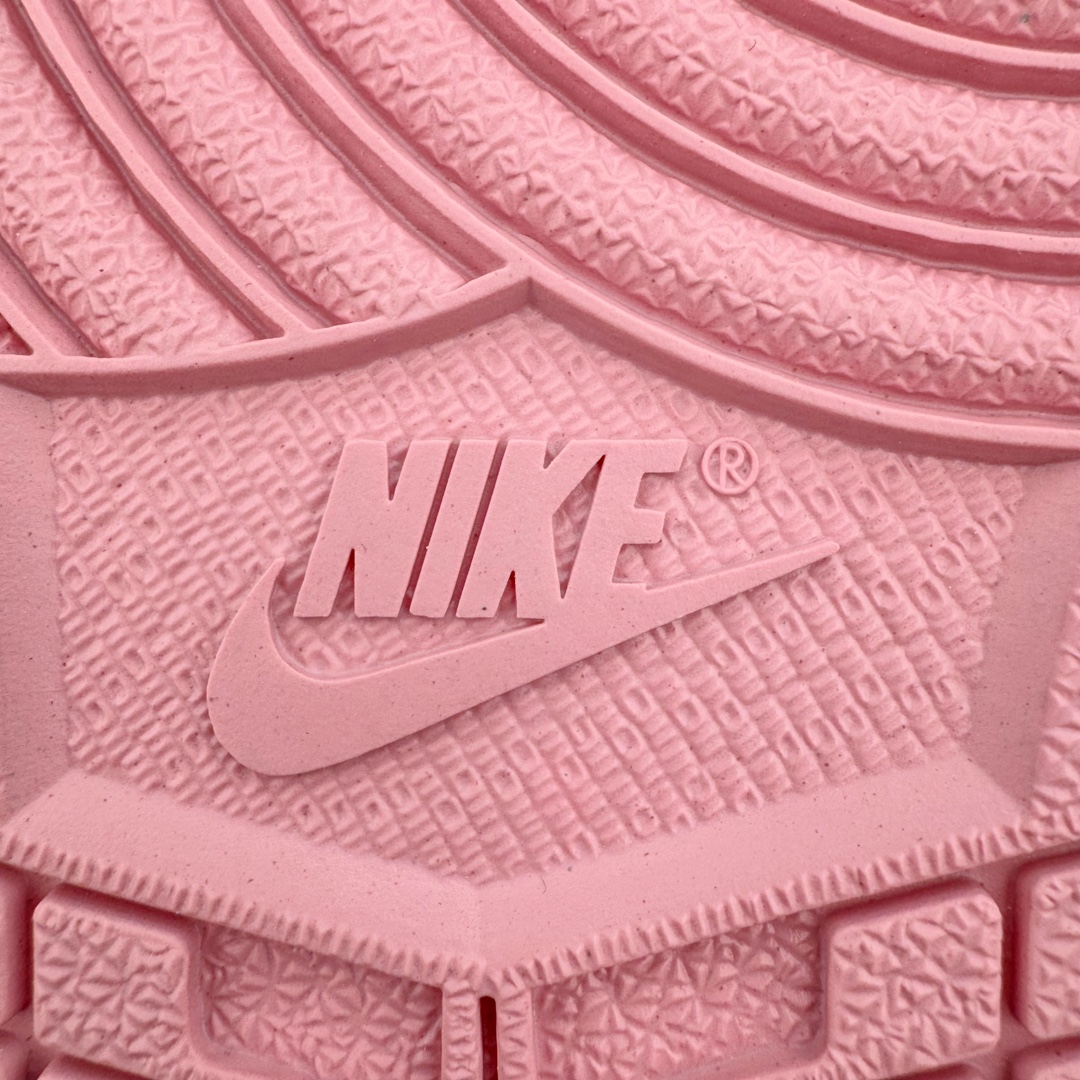 图片[17]-＃KZ神版特价 Travis Scott x Air Jordan AJ1 Low OG SP TS联名9.0 白粉倒钩低帮 DM7866-600 毫无疑问市场中端王者 耗时半年巨作 全套原纸板楦头开发 确保原汁原味 完美呈现倒钩版型 原档案转印油墨一体 东莞原厂磨具大底独家尺码35.5 48.5 一码一磨具拒绝假半码 此版本只针对中端市场 皮料材质有所更替 其他数据细节工艺流程均保持一致 绝不口嗨 细节品控鞋型随意秒杀市面3XX 4XX 原盒原配 外盒透明胶套 内侧字体 工整带凹凸感 原厂拉帮工艺 针距密度一致 后跟弧度收口自然不对折 极致一眼正品既视感 进口玻璃冲刀皮料裁剪零毛边 承诺百分百一致原鞋 全鞋电脑针车工艺 进口港宝加持 后跟自然饱满 全鞋荧光划线卡点 追求极致完美 每一双都是工艺品 多重QC质检 超越公司货的品控标准 实实在在的免检产品 尺码：35.5 36 36.5 37.5 38 38.5 39 40 40.5 41 42 42.5 43 44 44.5 45 46 47.5 48.5-选品中心