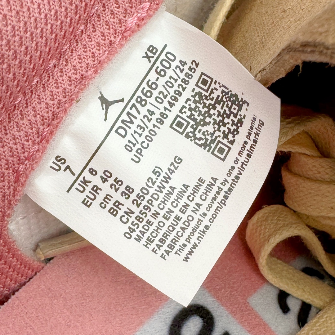 图片[18]-＃KZ神版特价 Travis Scott x Air Jordan AJ1 Low OG SP TS联名9.0 白粉倒钩低帮 DM7866-600 毫无疑问市场中端王者 耗时半年巨作 全套原纸板楦头开发 确保原汁原味 完美呈现倒钩版型 原档案转印油墨一体 东莞原厂磨具大底独家尺码35.5 48.5 一码一磨具拒绝假半码 此版本只针对中端市场 皮料材质有所更替 其他数据细节工艺流程均保持一致 绝不口嗨 细节品控鞋型随意秒杀市面3XX 4XX 原盒原配 外盒透明胶套 内侧字体 工整带凹凸感 原厂拉帮工艺 针距密度一致 后跟弧度收口自然不对折 极致一眼正品既视感 进口玻璃冲刀皮料裁剪零毛边 承诺百分百一致原鞋 全鞋电脑针车工艺 进口港宝加持 后跟自然饱满 全鞋荧光划线卡点 追求极致完美 每一双都是工艺品 多重QC质检 超越公司货的品控标准 实实在在的免检产品 尺码：35.5 36 36.5 37.5 38 38.5 39 40 40.5 41 42 42.5 43 44 44.5 45 46 47.5 48.5-选品中心