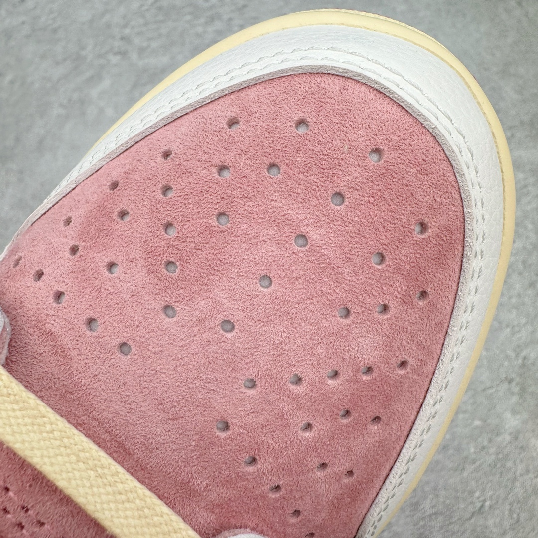 图片[15]-＃KZ神版特价 Travis Scott x Air Jordan AJ1 Low OG SP TS联名9.0 白粉倒钩低帮 DM7866-600 毫无疑问市场中端王者 耗时半年巨作 全套原纸板楦头开发 确保原汁原味 完美呈现倒钩版型 原档案转印油墨一体 东莞原厂磨具大底独家尺码35.5 48.5 一码一磨具拒绝假半码 此版本只针对中端市场 皮料材质有所更替 其他数据细节工艺流程均保持一致 绝不口嗨 细节品控鞋型随意秒杀市面3XX 4XX 原盒原配 外盒透明胶套 内侧字体 工整带凹凸感 原厂拉帮工艺 针距密度一致 后跟弧度收口自然不对折 极致一眼正品既视感 进口玻璃冲刀皮料裁剪零毛边 承诺百分百一致原鞋 全鞋电脑针车工艺 进口港宝加持 后跟自然饱满 全鞋荧光划线卡点 追求极致完美 每一双都是工艺品 多重QC质检 超越公司货的品控标准 实实在在的免检产品 尺码：35.5 36 36.5 37.5 38 38.5 39 40 40.5 41 42 42.5 43 44 44.5 45 46 47.5 48.5-选品中心
