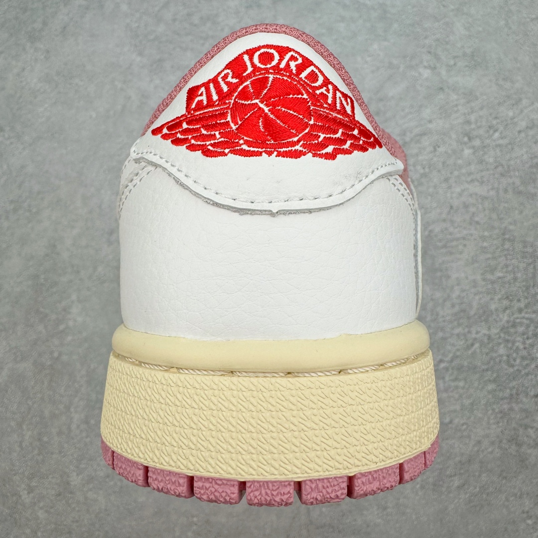 图片[8]-＃KZ神版特价 Travis Scott x Air Jordan AJ1 Low OG SP TS联名9.0 白粉倒钩低帮 DM7866-600 毫无疑问市场中端王者 耗时半年巨作 全套原纸板楦头开发 确保原汁原味 完美呈现倒钩版型 原档案转印油墨一体 东莞原厂磨具大底独家尺码35.5 48.5 一码一磨具拒绝假半码 此版本只针对中端市场 皮料材质有所更替 其他数据细节工艺流程均保持一致 绝不口嗨 细节品控鞋型随意秒杀市面3XX 4XX 原盒原配 外盒透明胶套 内侧字体 工整带凹凸感 原厂拉帮工艺 针距密度一致 后跟弧度收口自然不对折 极致一眼正品既视感 进口玻璃冲刀皮料裁剪零毛边 承诺百分百一致原鞋 全鞋电脑针车工艺 进口港宝加持 后跟自然饱满 全鞋荧光划线卡点 追求极致完美 每一双都是工艺品 多重QC质检 超越公司货的品控标准 实实在在的免检产品 尺码：35.5 36 36.5 37.5 38 38.5 39 40 40.5 41 42 42.5 43 44 44.5 45 46 47.5 48.5-选品中心