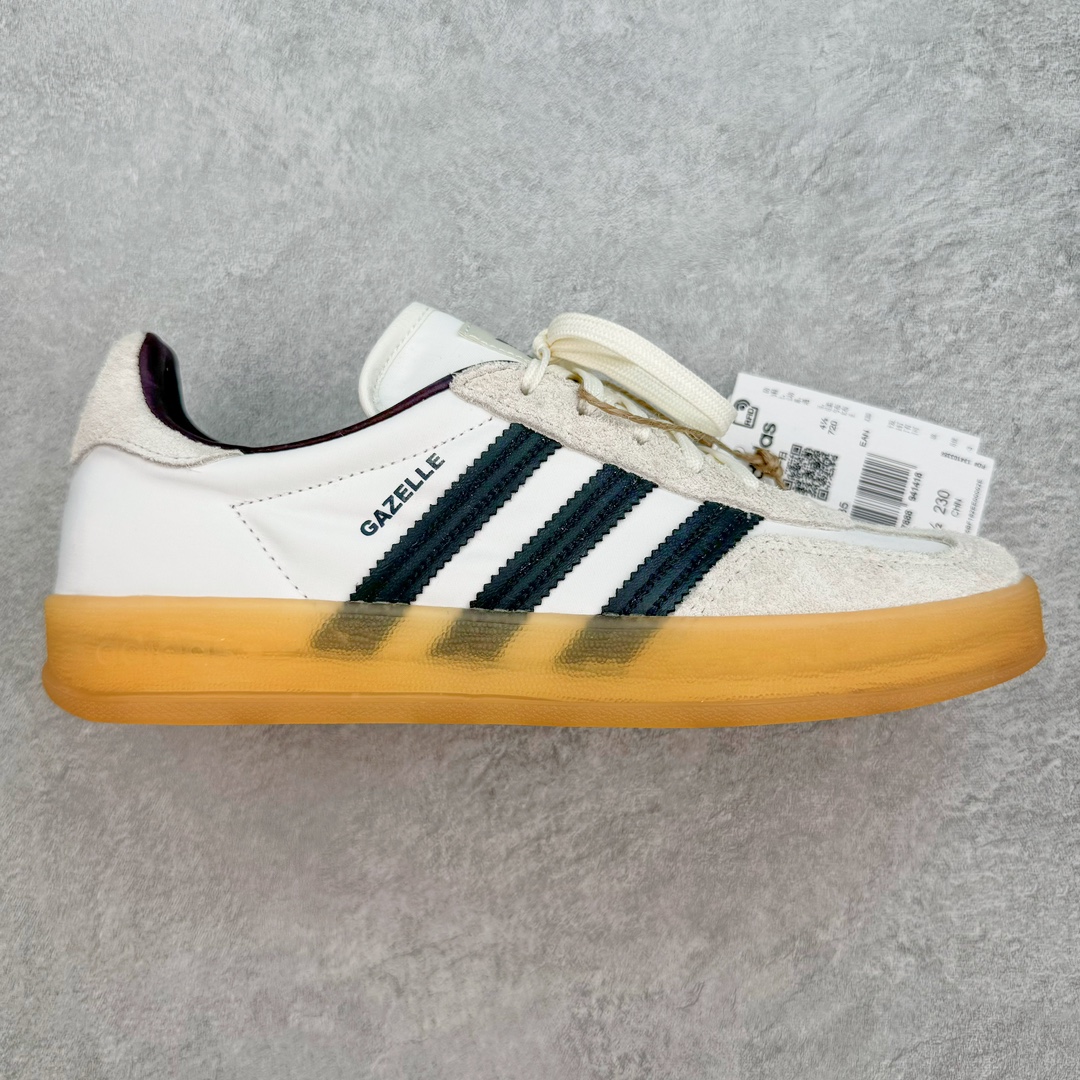 ＃MF AD Original Gazelle Indoor Trainers 瞪羚室内鞋系列低帮复古百搭休闲运动德训风板鞋 联名白黑 IH9985 高端零售特供批次 原厂定制长毛翻毛皮组合环保纤维革鞋面材质 内置环保海玻璃鞋垫 外置RB橡胶大底 产品品控稳定性领先行业 原厂全套原楦原纸板冲刀磨具开发 原厂皮料加持 原厂港宝加持定型后跟R度完美 将复古进行到底 简约流畅 三十年不变经典 这款Gazelle运动鞋 无论面料、配色、质感或设计 都只在重现其1991年原款的经典 皮革鞋面 撞色三条纹和鞋跟标的设计 力求呈现90年代的经典复古风潮 Samba火热的同时 也带动了其它的复古鞋型 Gazelle便是其中一只 Gazelle Indoor拥有包边更宽的T字型鞋头 更好的保护运动员的前掌 浓浓的复古氛围感 非常适合现在流行的Cleanfit风格 尺码：35.5 36 36⅔ 37⅓ 38 38⅔ 39⅓ 40 40⅔ 41⅓ 42 42⅔ 43⅓ 44 44⅔ 45-选品中心