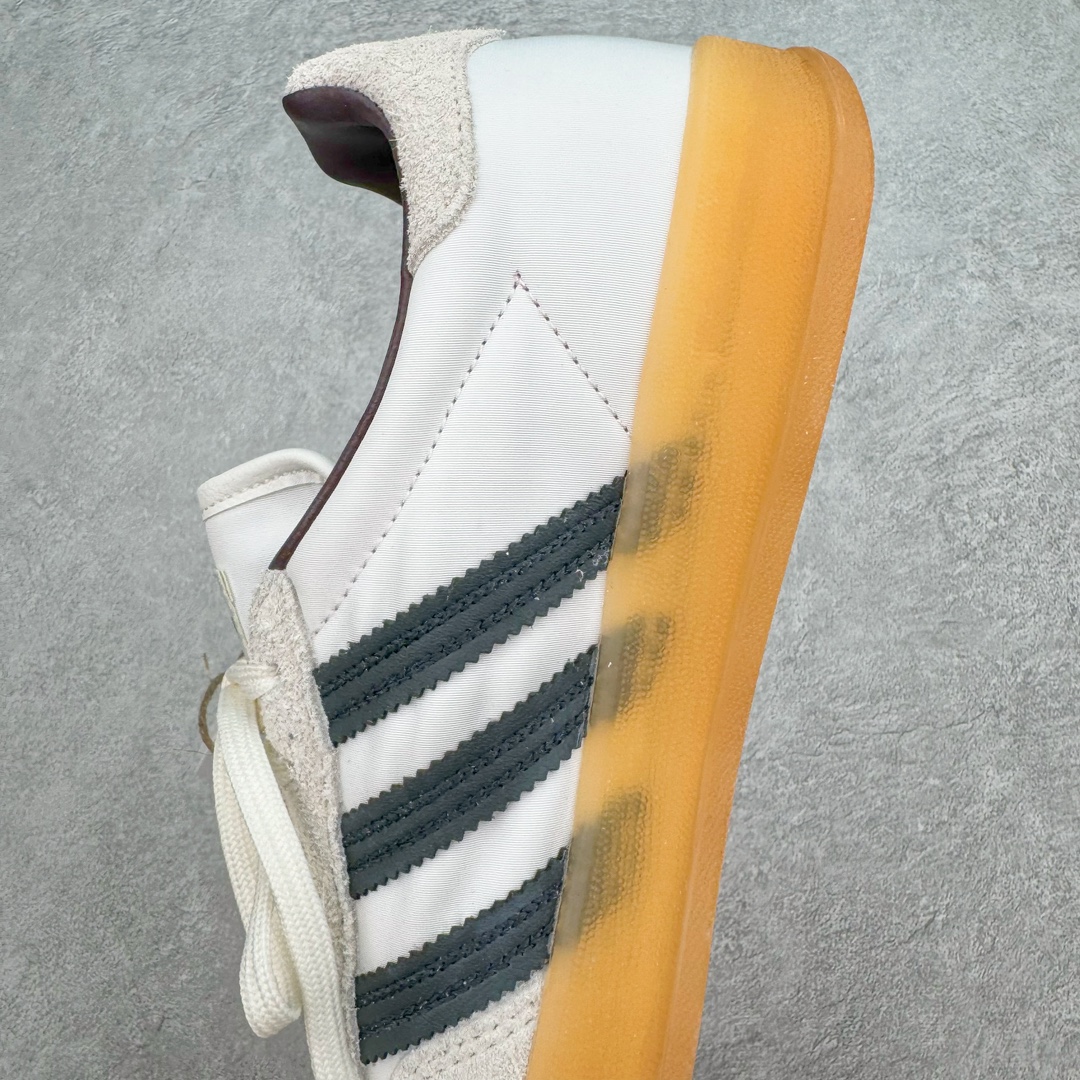 图片[7]-＃MF AD Original Gazelle Indoor Trainers 瞪羚室内鞋系列低帮复古百搭休闲运动德训风板鞋 联名白黑 IH9985 高端零售特供批次 原厂定制长毛翻毛皮组合环保纤维革鞋面材质 内置环保海玻璃鞋垫 外置RB橡胶大底 产品品控稳定性领先行业 原厂全套原楦原纸板冲刀磨具开发 原厂皮料加持 原厂港宝加持定型后跟R度完美 将复古进行到底 简约流畅 三十年不变经典 这款Gazelle运动鞋 无论面料、配色、质感或设计 都只在重现其1991年原款的经典 皮革鞋面 撞色三条纹和鞋跟标的设计 力求呈现90年代的经典复古风潮 Samba火热的同时 也带动了其它的复古鞋型 Gazelle便是其中一只 Gazelle Indoor拥有包边更宽的T字型鞋头 更好的保护运动员的前掌 浓浓的复古氛围感 非常适合现在流行的Cleanfit风格 尺码：35.5 36 36⅔ 37⅓ 38 38⅔ 39⅓ 40 40⅔ 41⅓ 42 42⅔ 43⅓ 44 44⅔ 45-选品中心